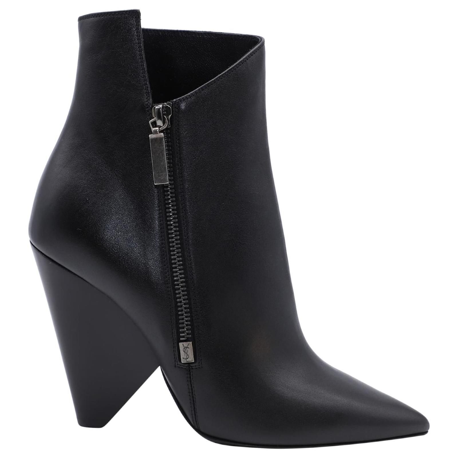 Saint Laurent Niki Asymmetric Boots in Black Leather ref.662033 - Joli ...