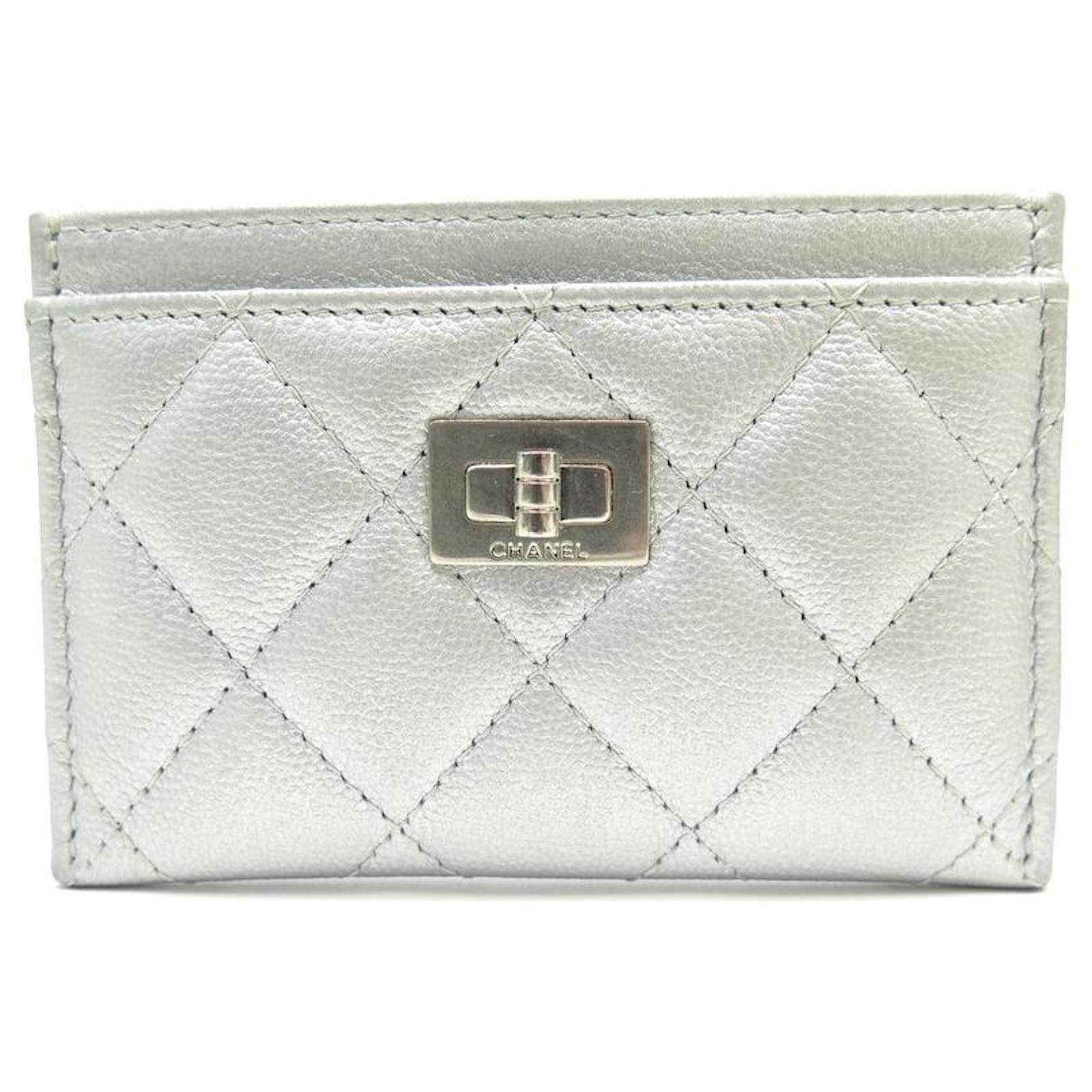 NEW CHANEL CARD HOLDER MADEMOISELLE CLASP SILVER LEATHER CARDS HOLDER  Silvery ref.663556 - Joli Closet