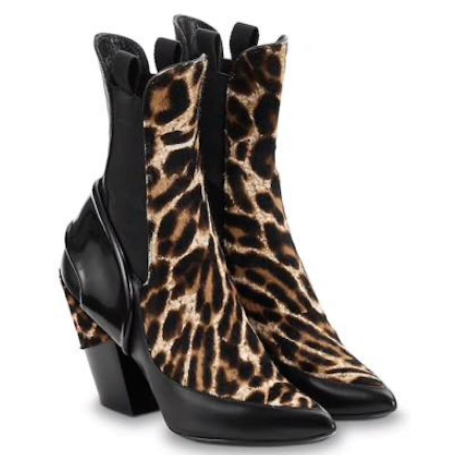 LOUIS VUITTON New Fireball boots T39 IT RARE Black Leopard print Leather  ref.665268 - Joli Closet