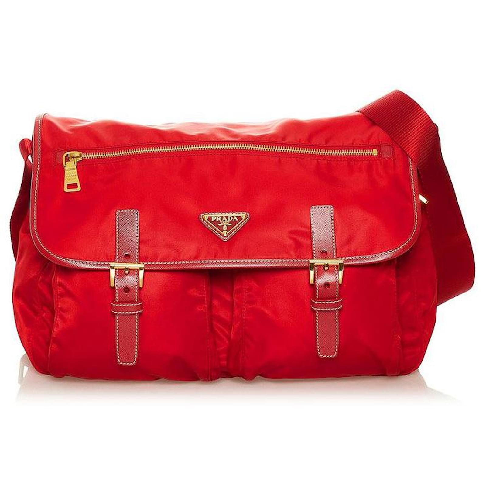 sac messager en nylon prada rouge  - Joli Closet