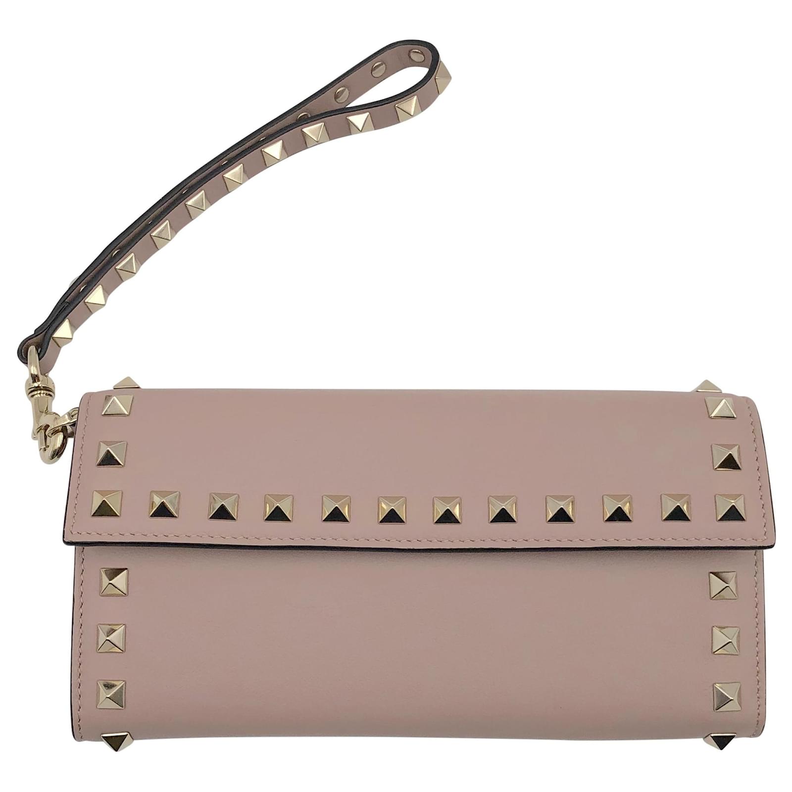 Rettelse ensidigt frihed Valentino Rockstud flap wallet in dusty pink leather with goldtone studs  ref.673138 - Joli Closet