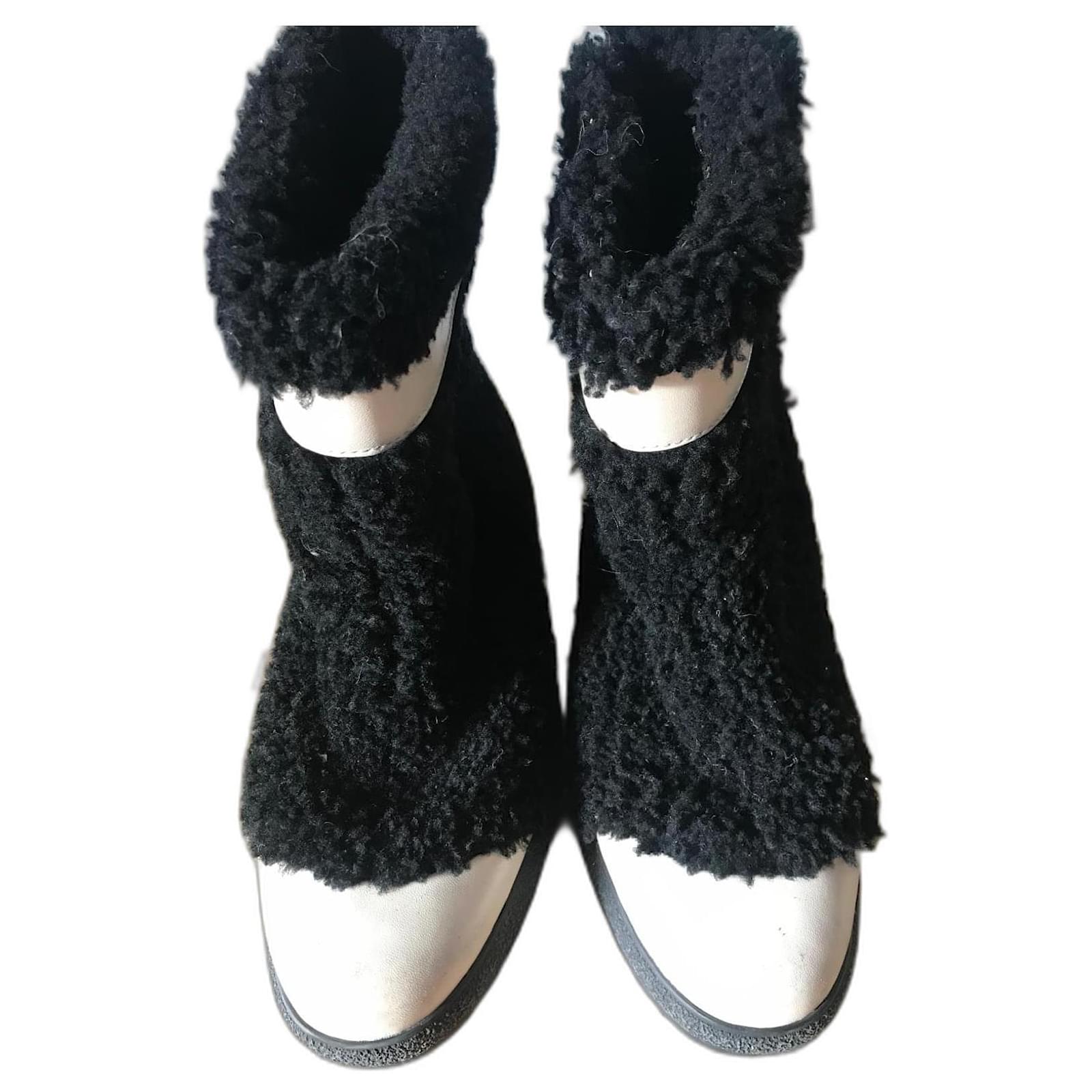 Chanel Ankle Boots Black White Leather Fur ref.684159 - Joli Closet
