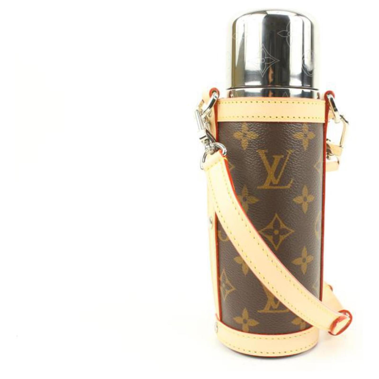 LOUIS VUITTON, estuche de belleza, lona con monogramas, interior con 3  soportes para botellas y bolsa pequeña holgada para maquillaje o joyas con  asa y espejo interior en la tapa, detalles de