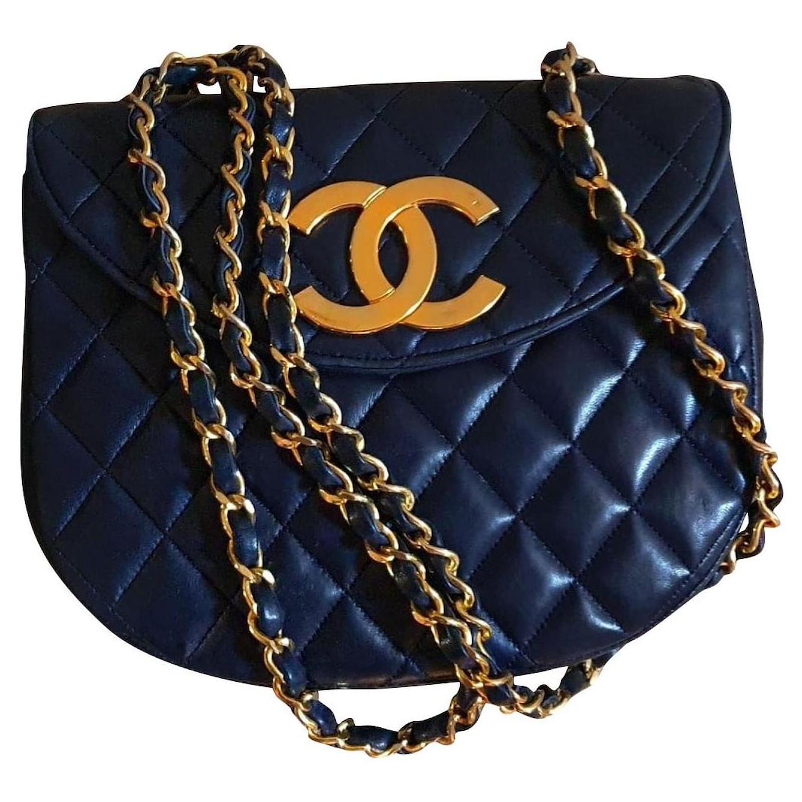 Chanel Cross-body Bag Navy blue Leather ref.690462 - Joli Closet
