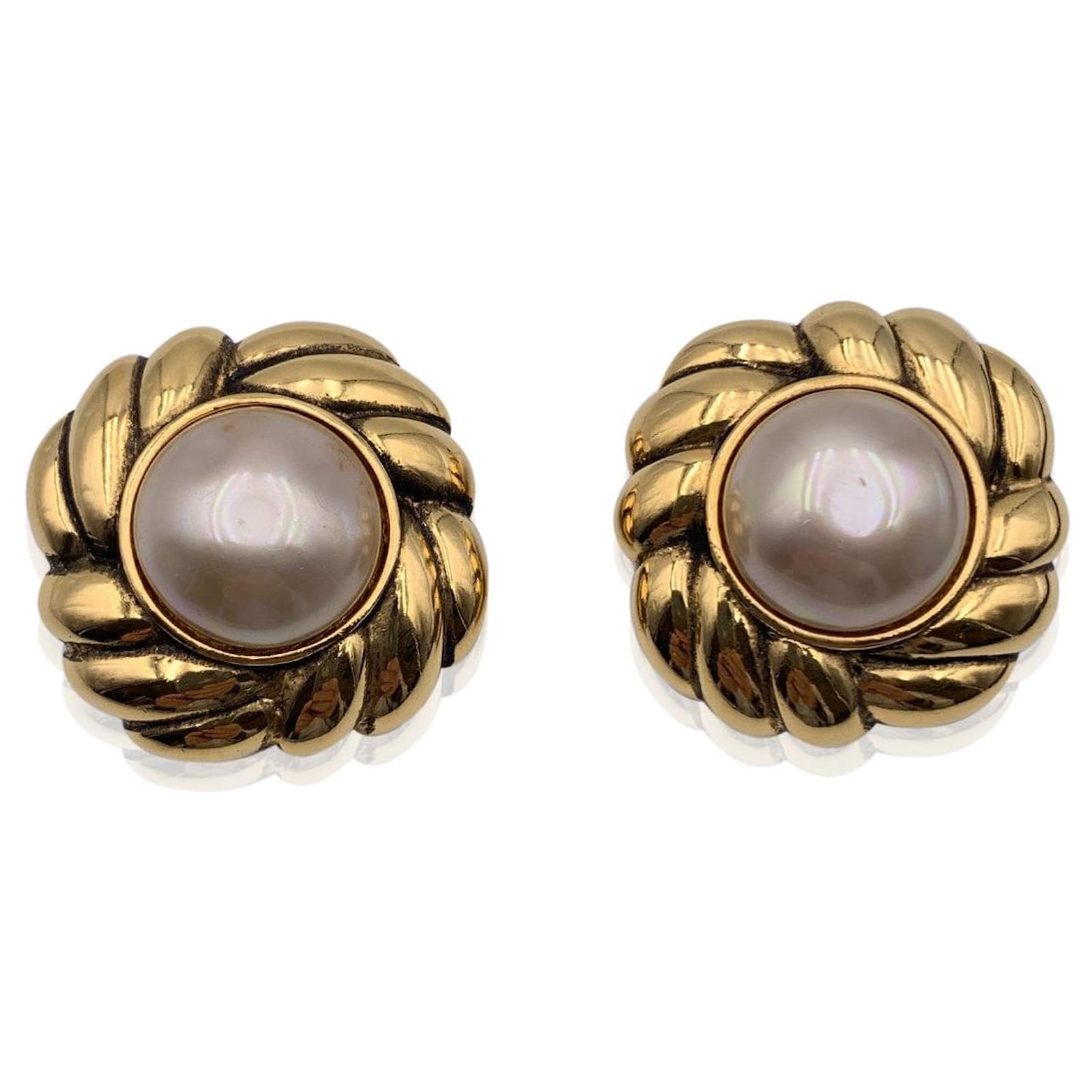 Boucles d'oreilles à clip en or, centre en fausse perle, rétro fin des années 1900 - En vente sur France