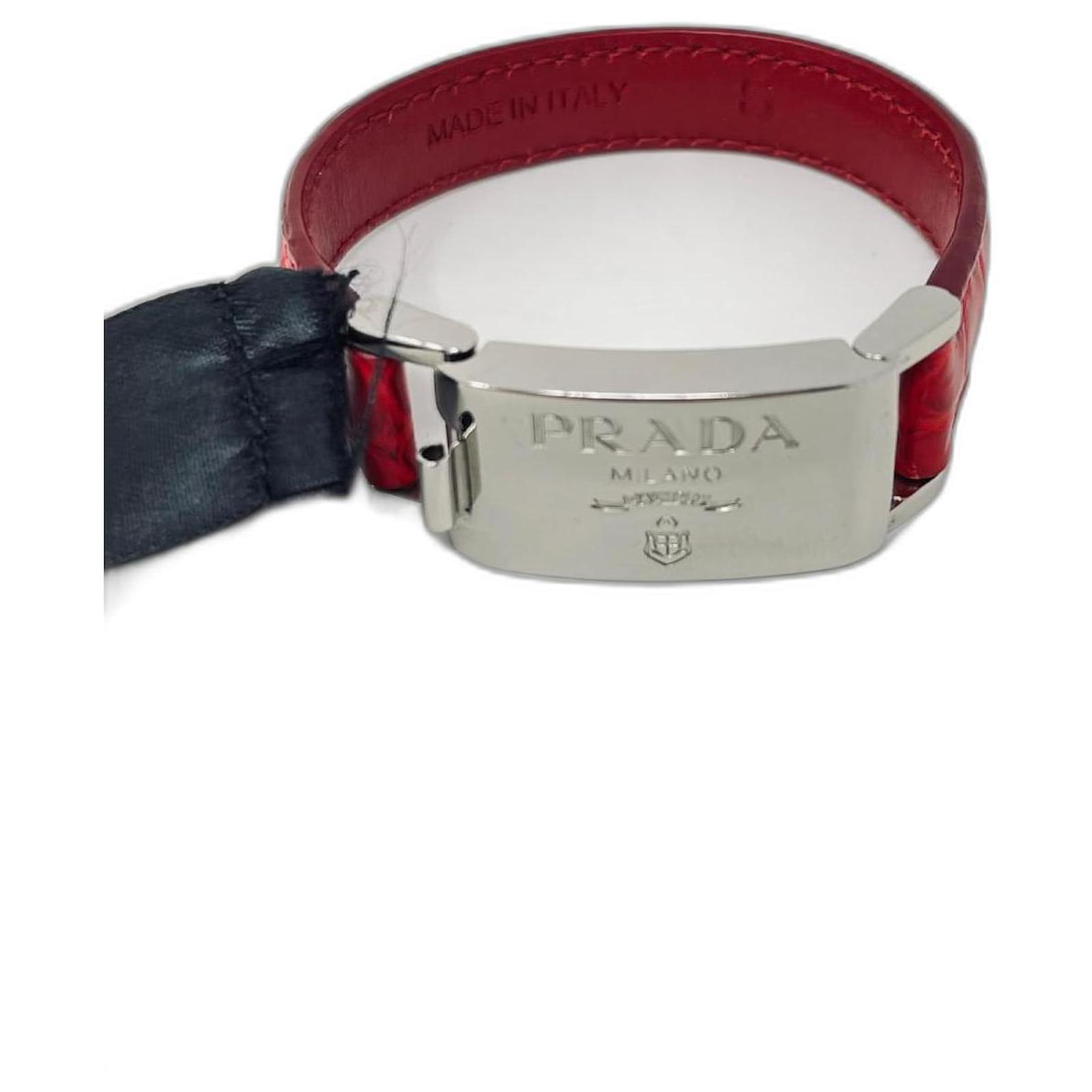 pulsera con logo de Prada Roja Cueros exoticos  - Joli Closet