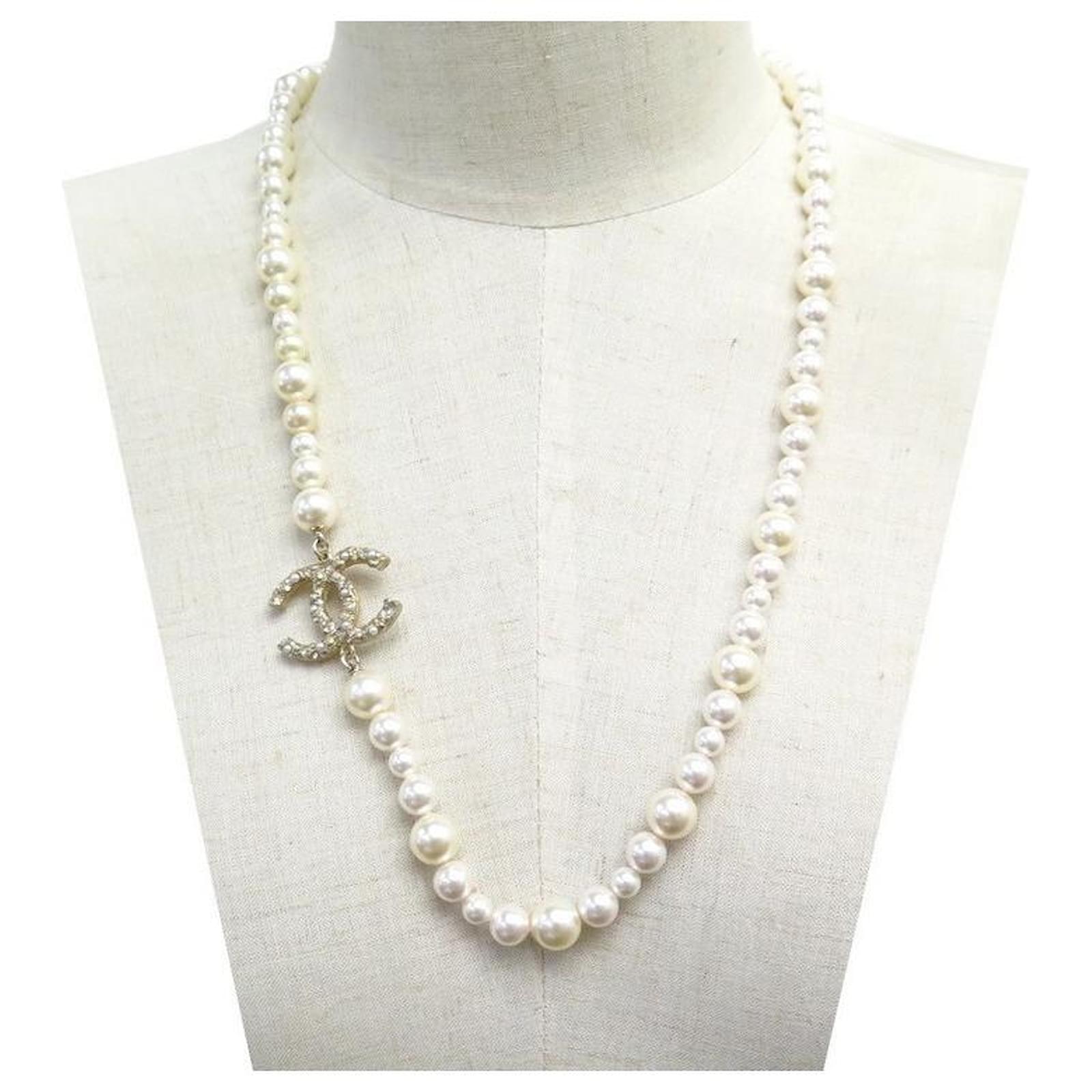 NEW CHANEL NECKLACE LOGO CC & PEARLS NECKLACE 70 CM IN GOLD METAL