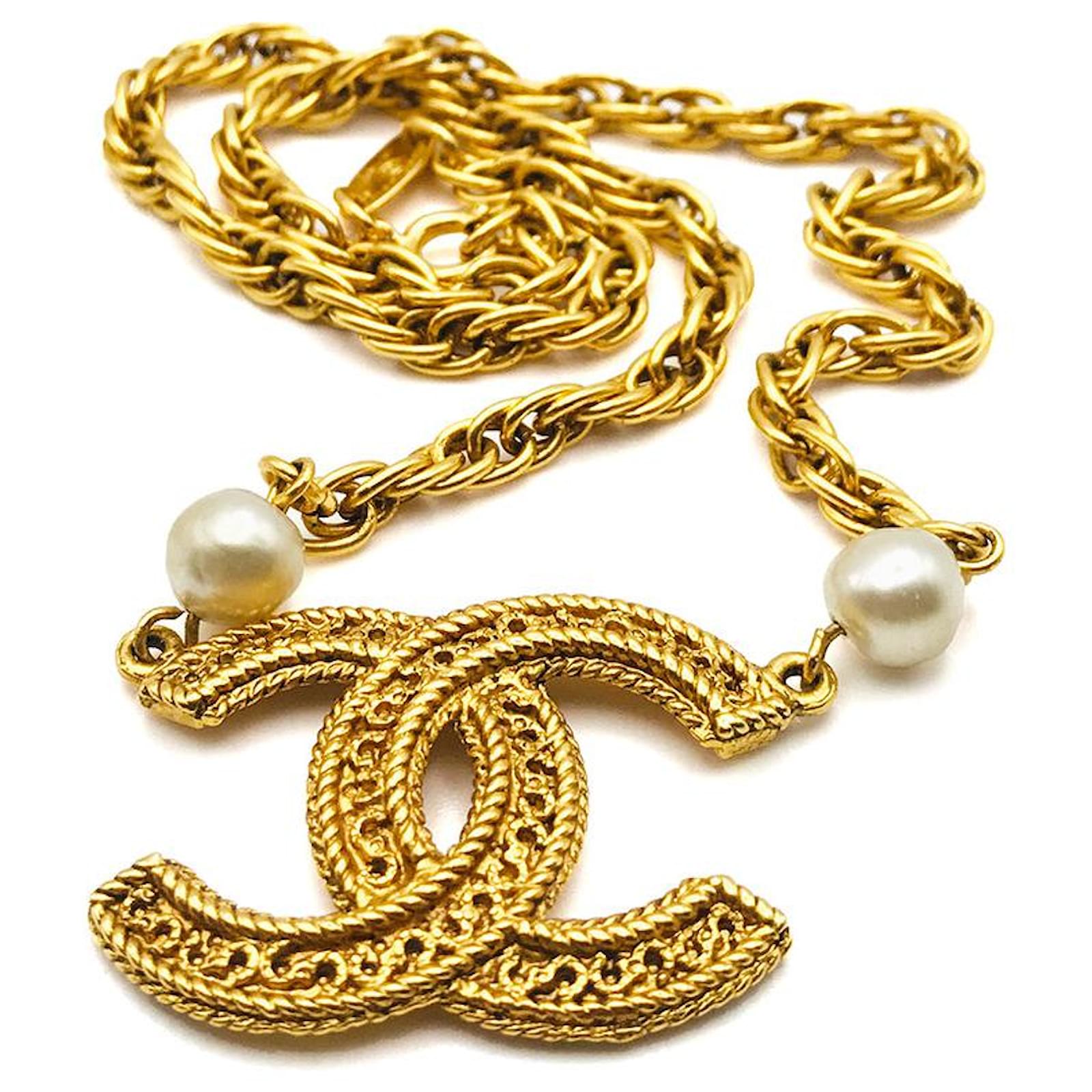 CHANEL – Pearl CC Logo Necklace Golden Gold-plated ref.700422