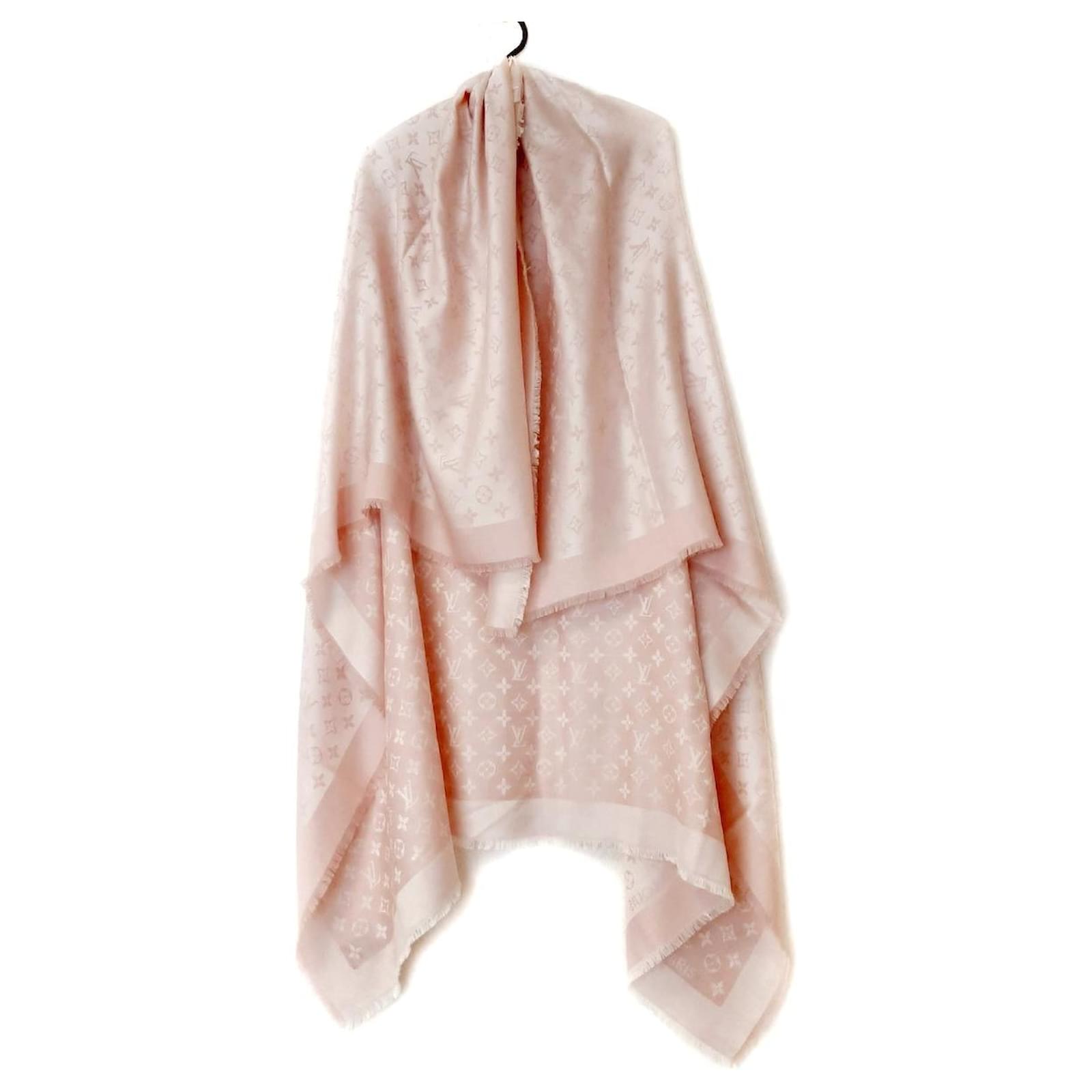 Louis Vuitton Pink Silk ref.704994 - Joli Closet