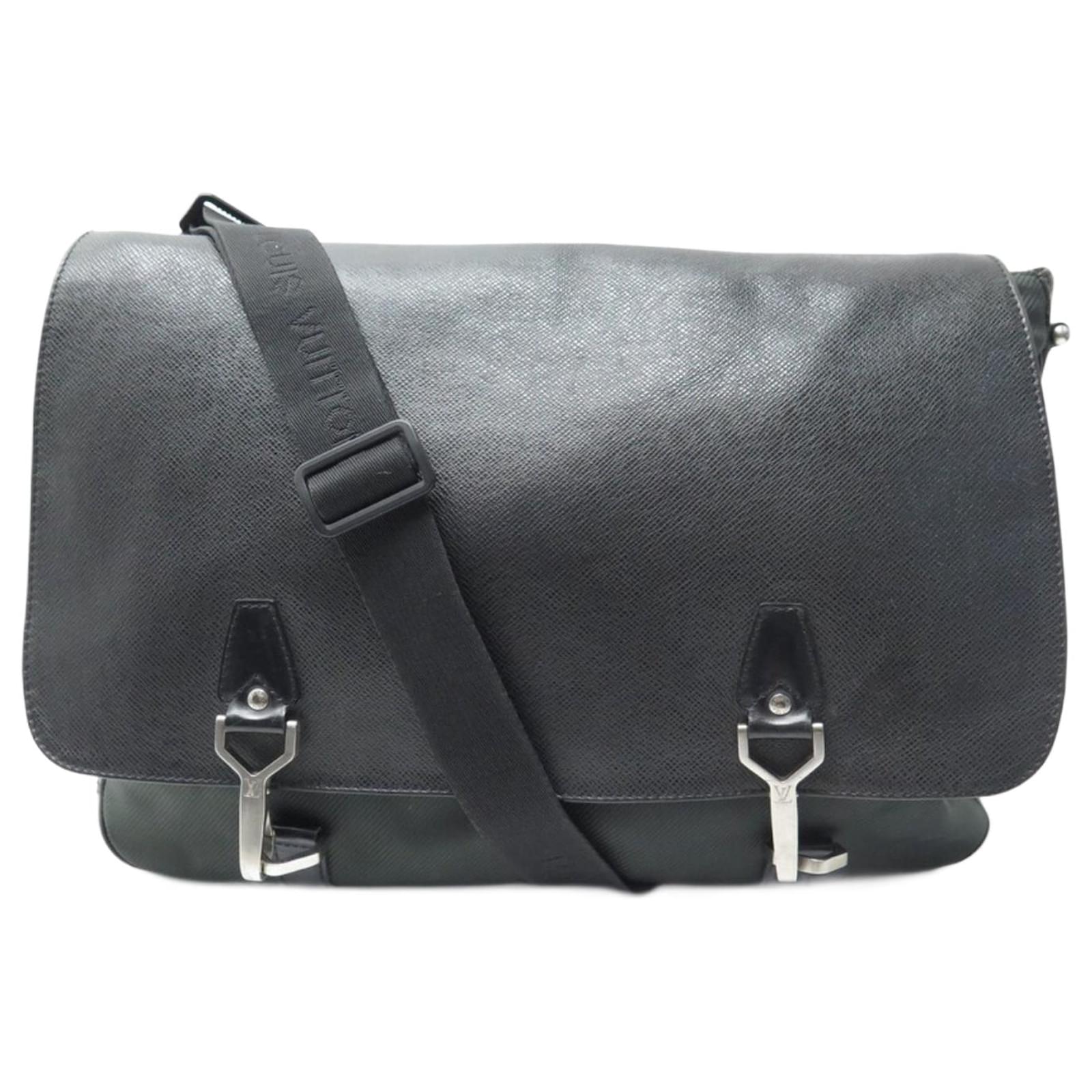 Louis Vuitton Black Taiga Dersou Messenger Bag - Yoogi's Closet