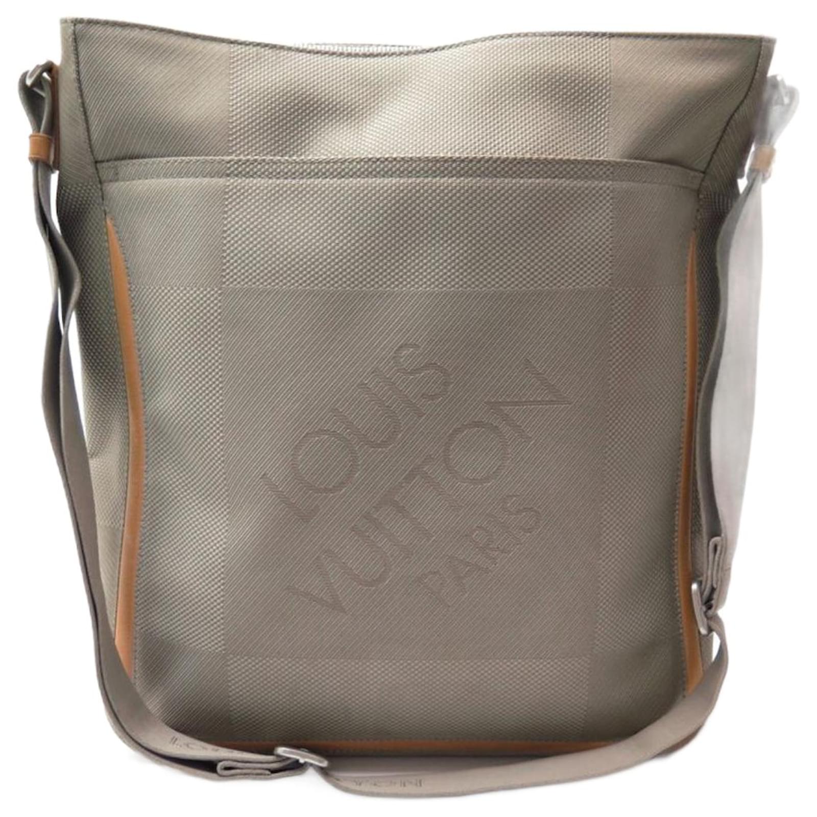LOUIS VUITTON LE MESSENGER BAG DAMIER GEANT CANVAS CROSSBODY BAG Grey Cloth  ref.708548 - Joli Closet