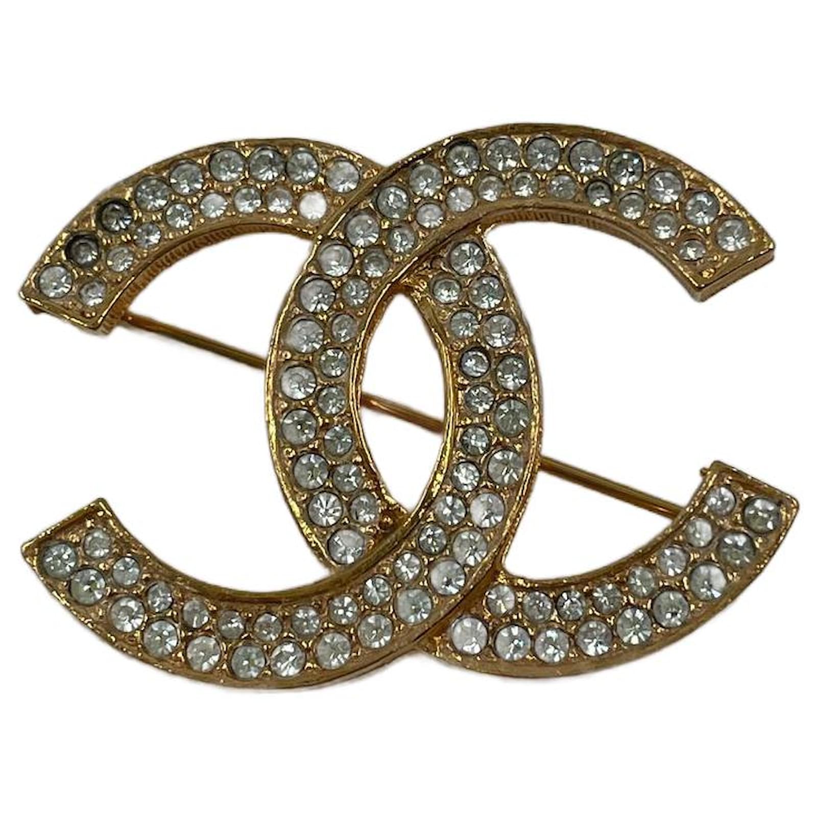 Gold-Toned Chanel Rhinestone CC Brooch Golden Metal ref.709024 - Joli Closet