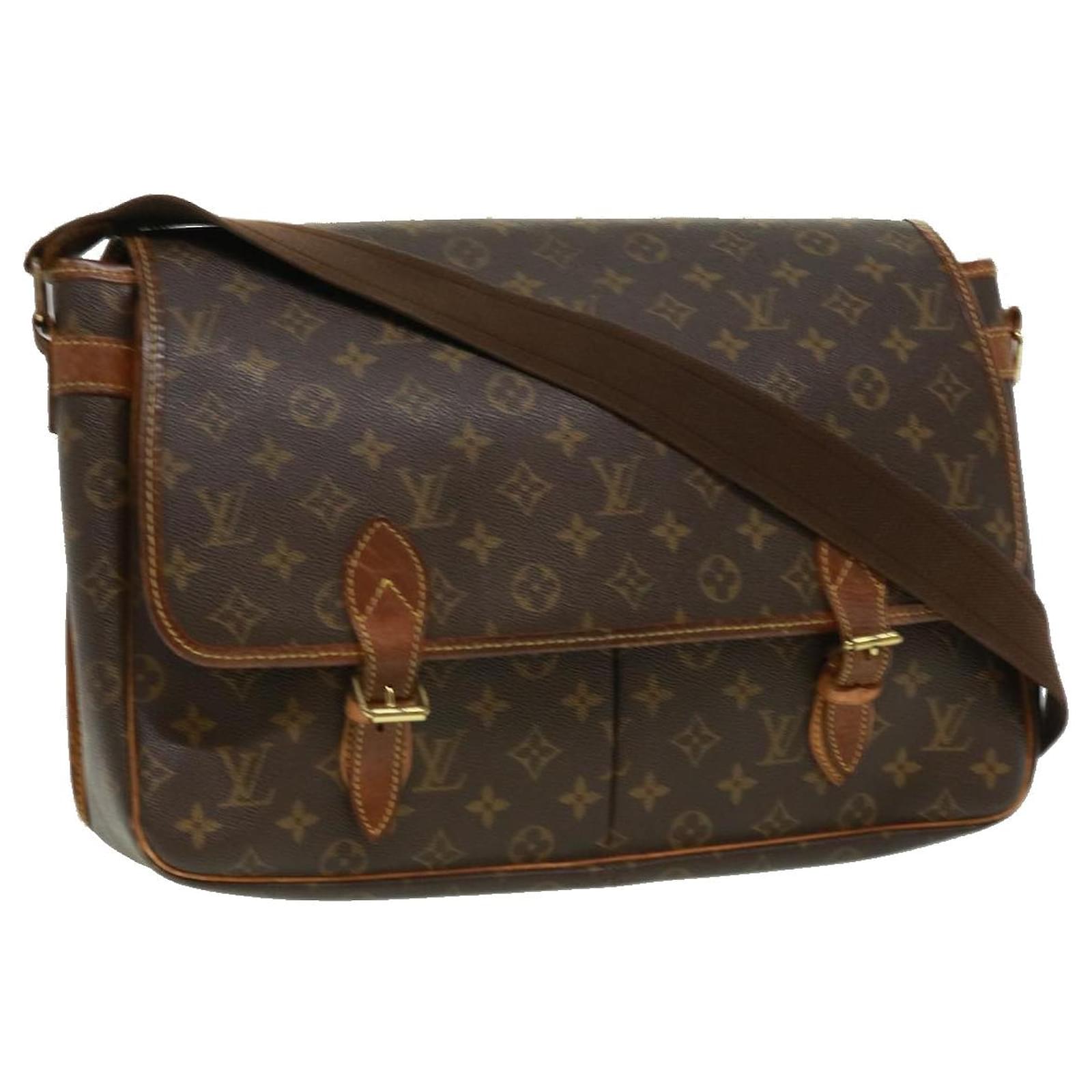 Bolso de hombro utilitario con monograma Louis Vuitton- Body Logic