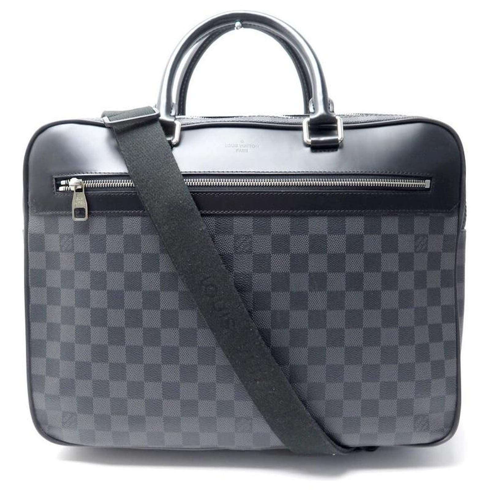 Louis Vuitton Keepall Bandoulière 55 Monogram Duffle Bag Review - Annie  Fairfax | Louis vuitton duffle bag, Bags, Monogrammed duffle bag