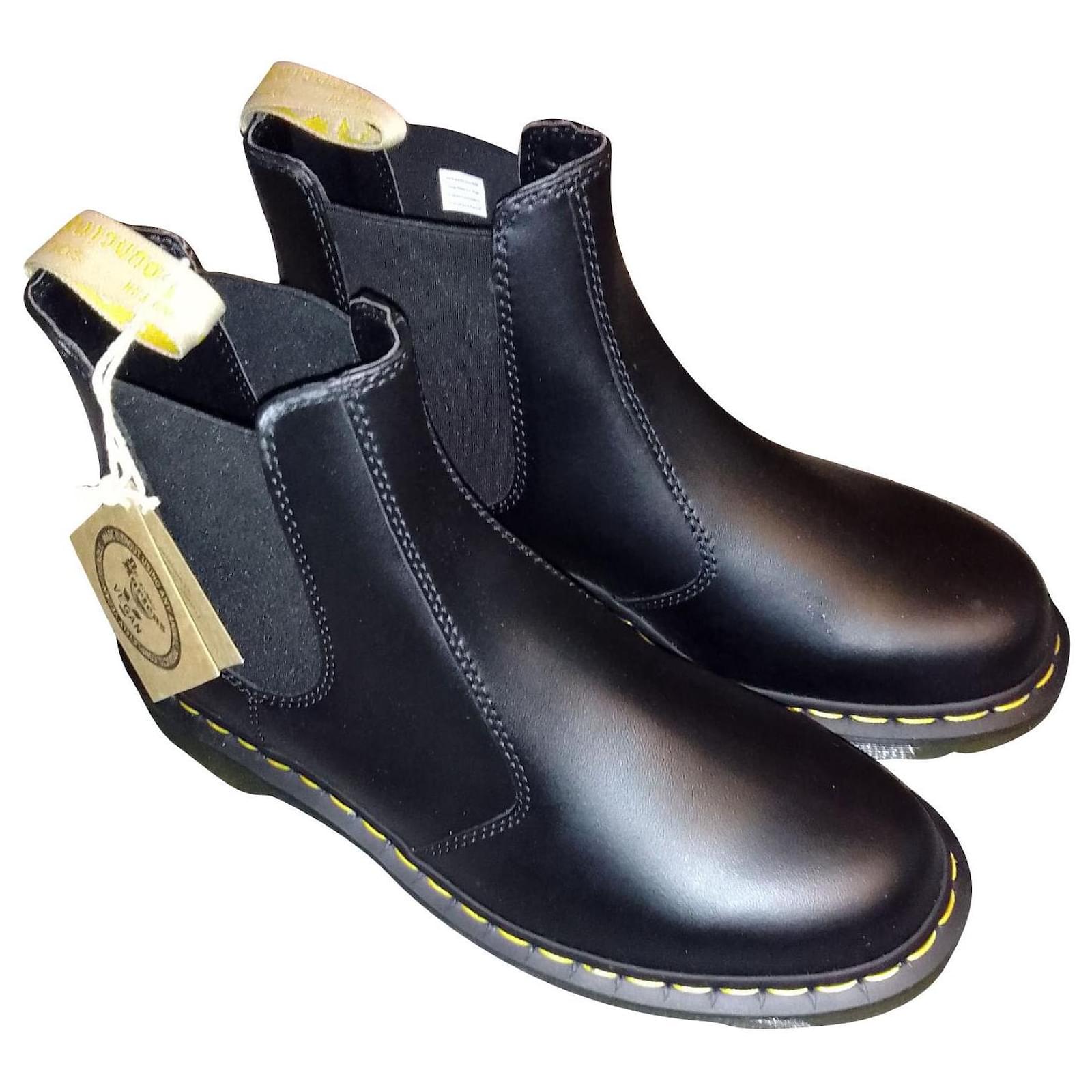 靴 Dr. Martens Air Wair Dr. Martens AirWair 2976 Chelsea Vegan Black Boots Air-cushioned