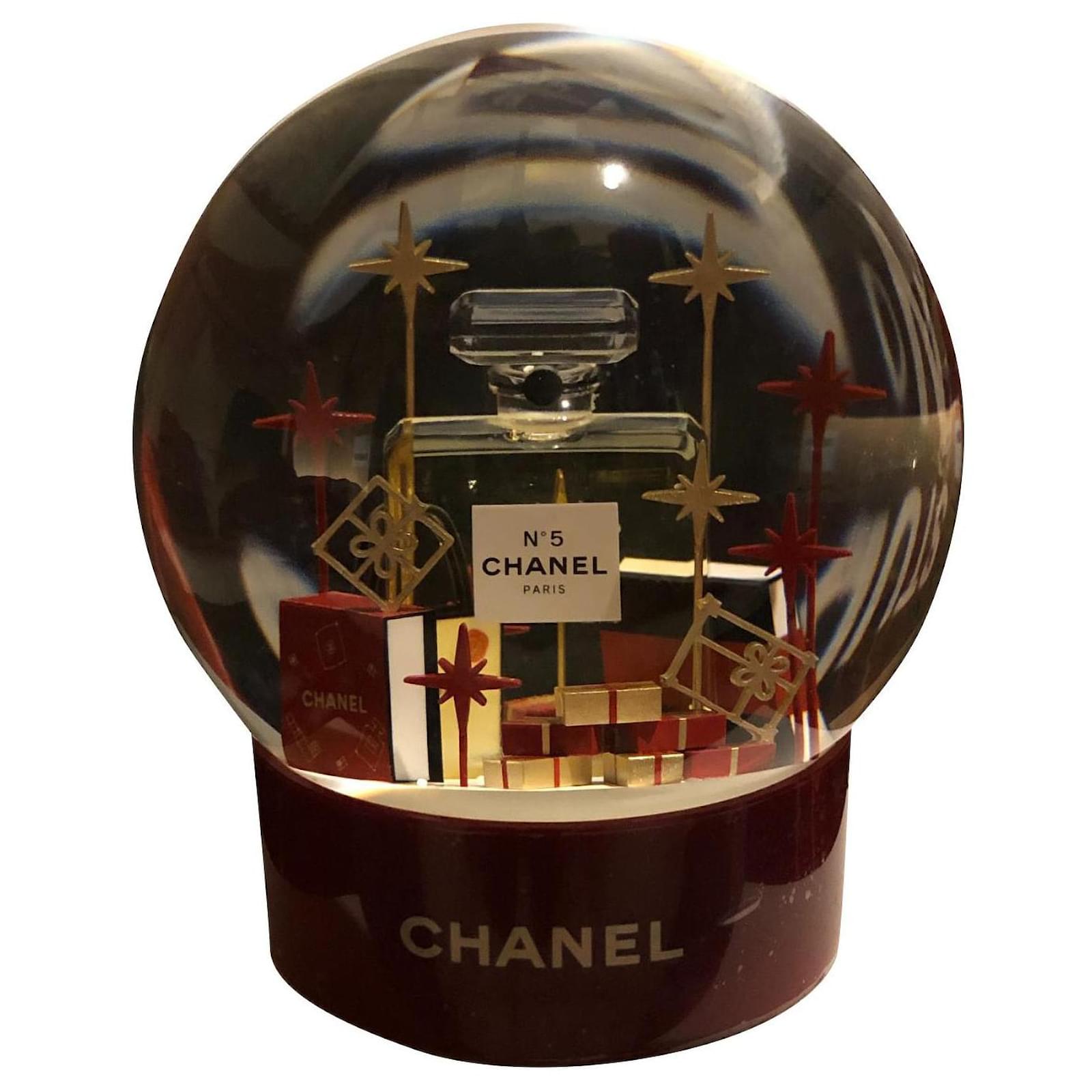 Chanel VIP GWP SNOW GLOBE Red Glass ref.716674 - Joli Closet
