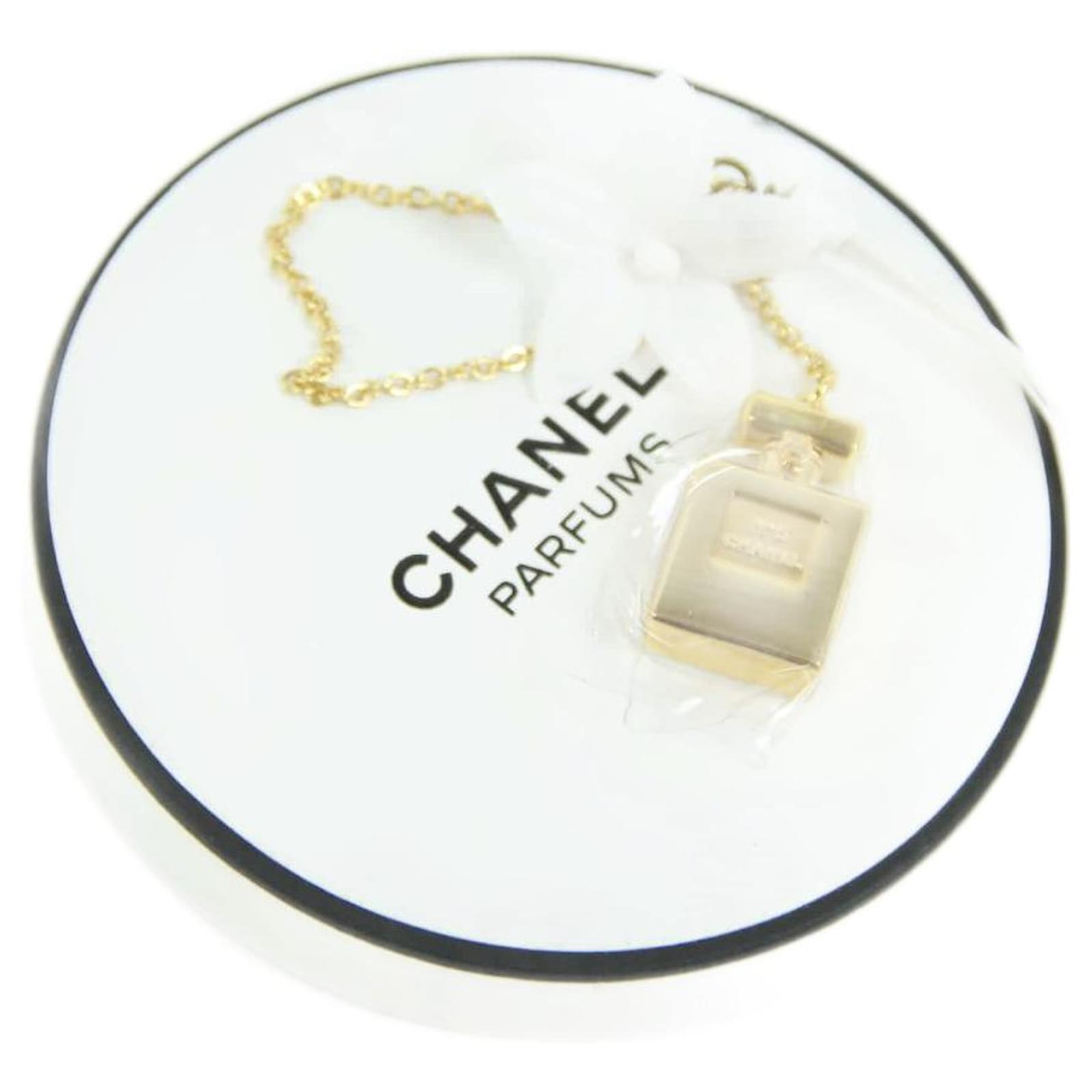 Charms Chanel White ref.716992 - Joli Closet