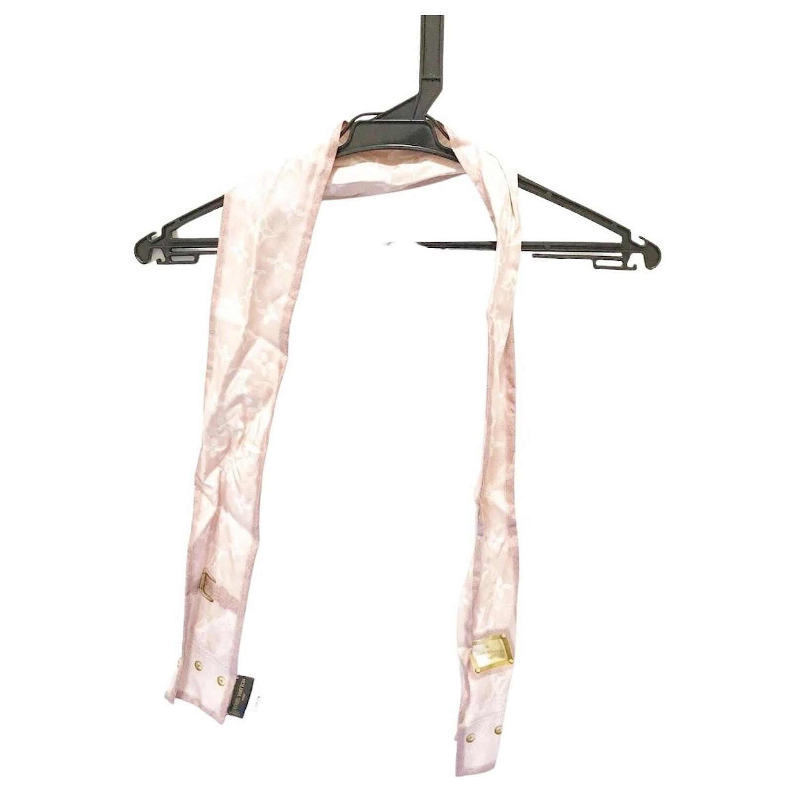 Louis Vuitton Pink Silk ref.979785 - Joli Closet