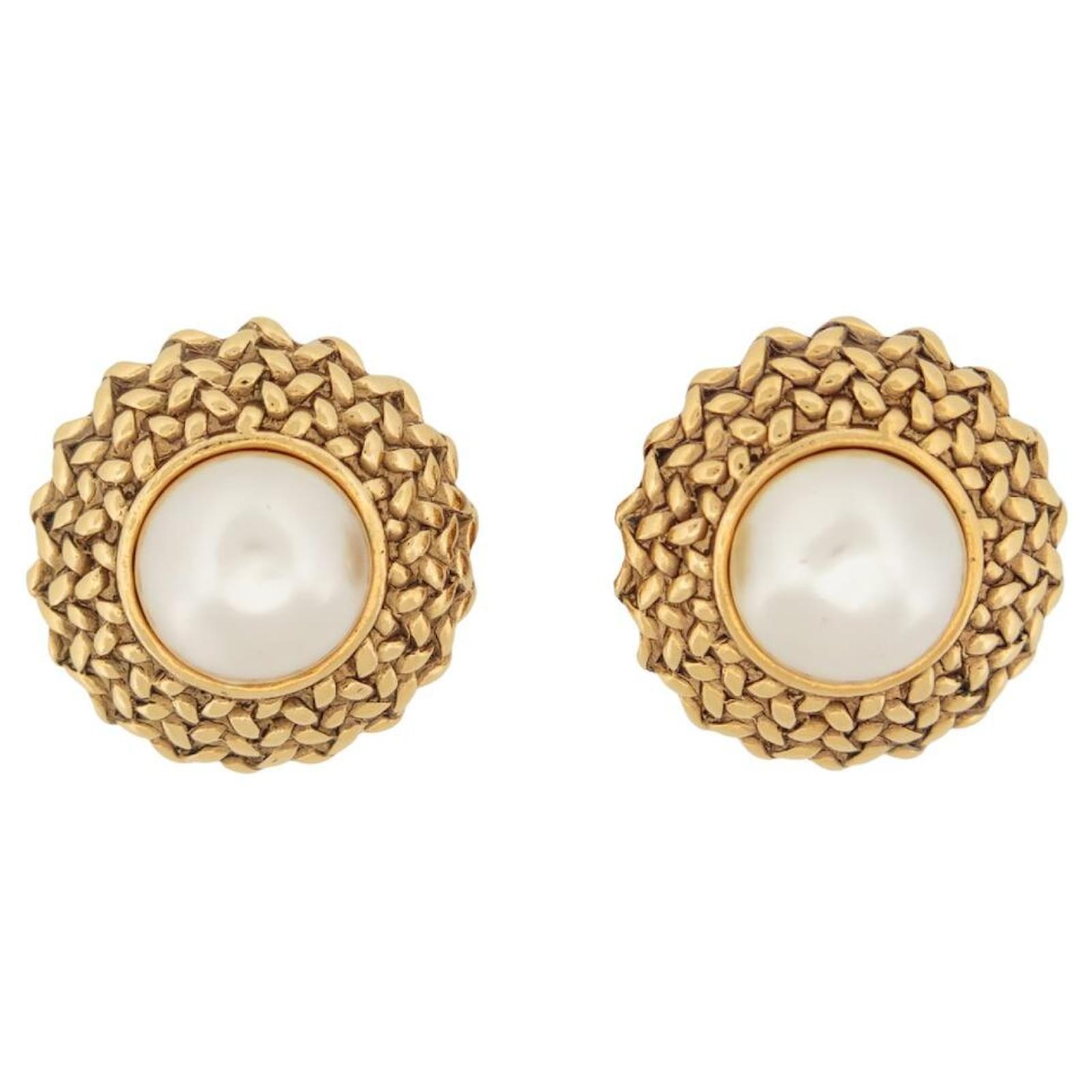 Auth CHANEL CC Logo Clip-on Round Earrings Goldtone Metal