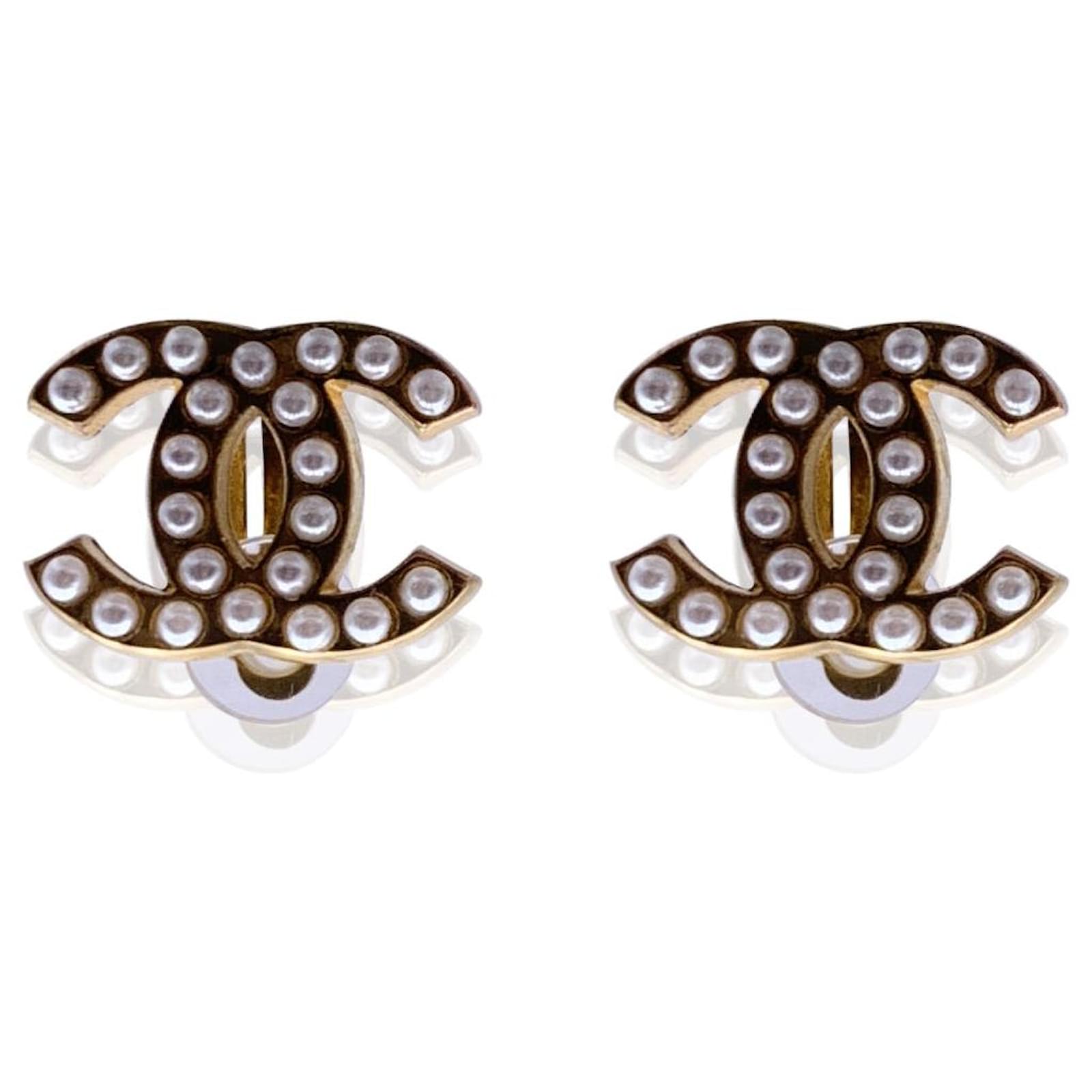 Chanel Vintage Gold Metal Micro Pearls CC Logo Clip On Earrings Golden  ref.722848 - Joli Closet