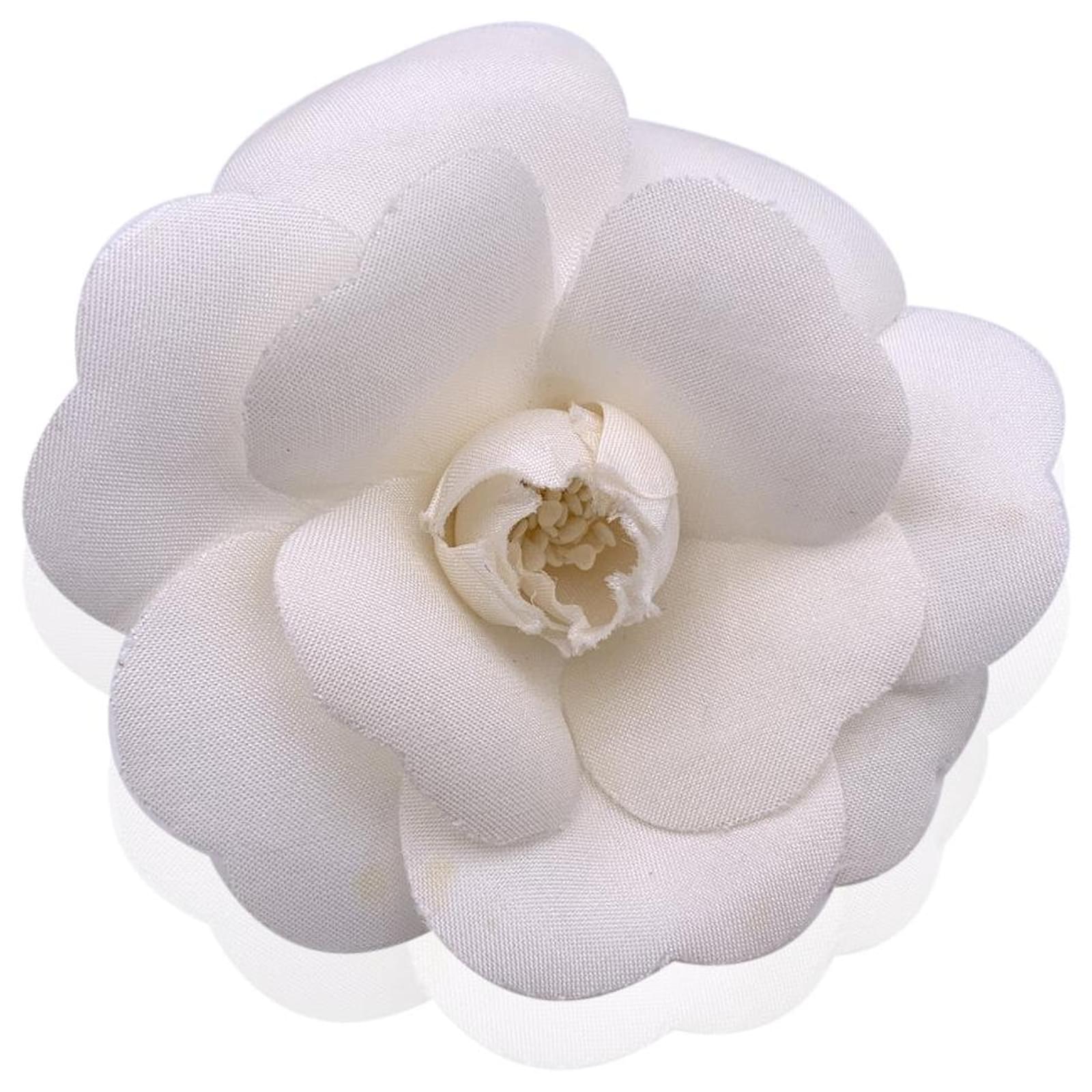 Chanel Broche de camelia de flor de camelia de seda blanca vintage Pin  Blanco  - Joli Closet