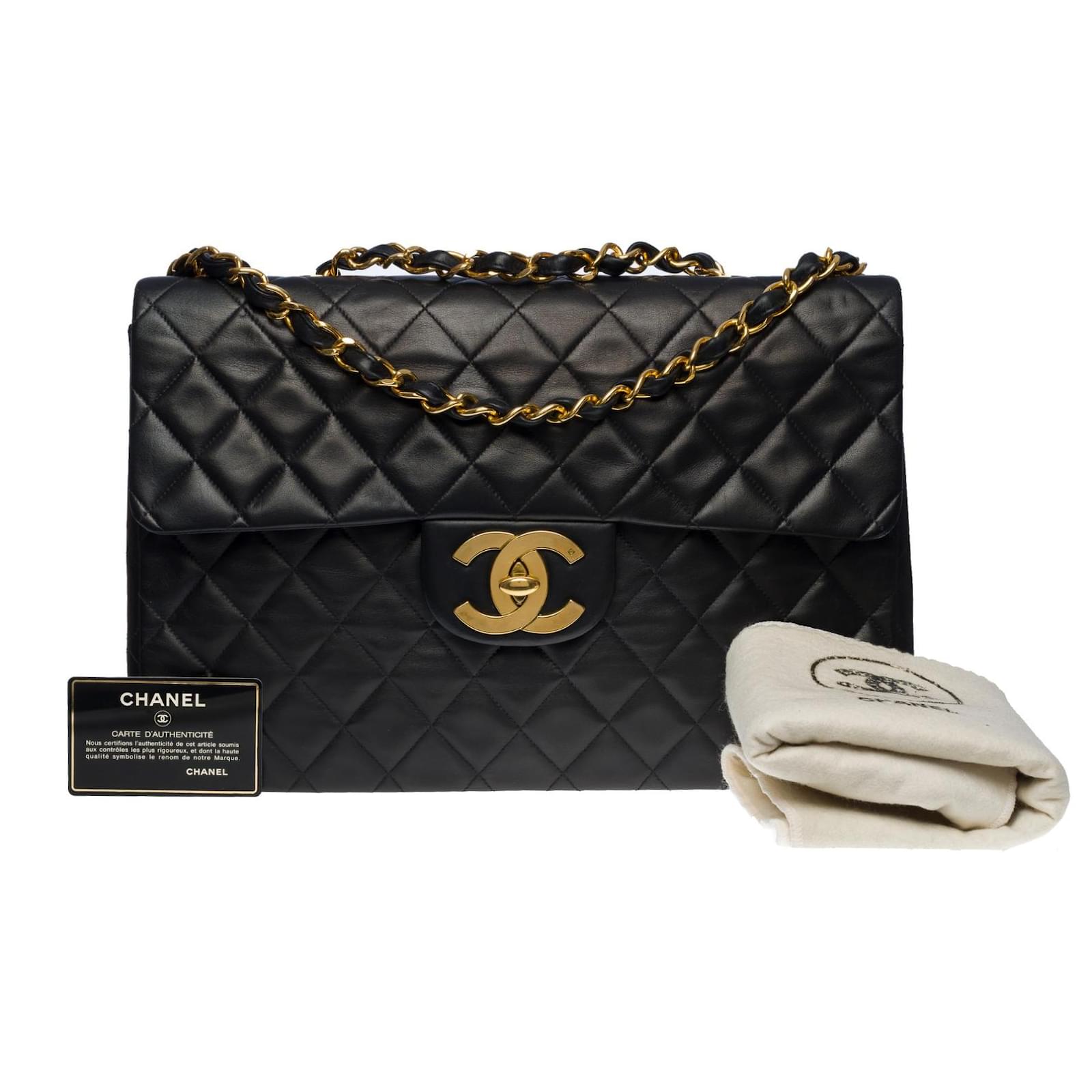Majestic Chanel Timeless/Classique Maxi Jumbo single flap bag in black  quilted lambskin, Leather ref.730252 - Joli Closet