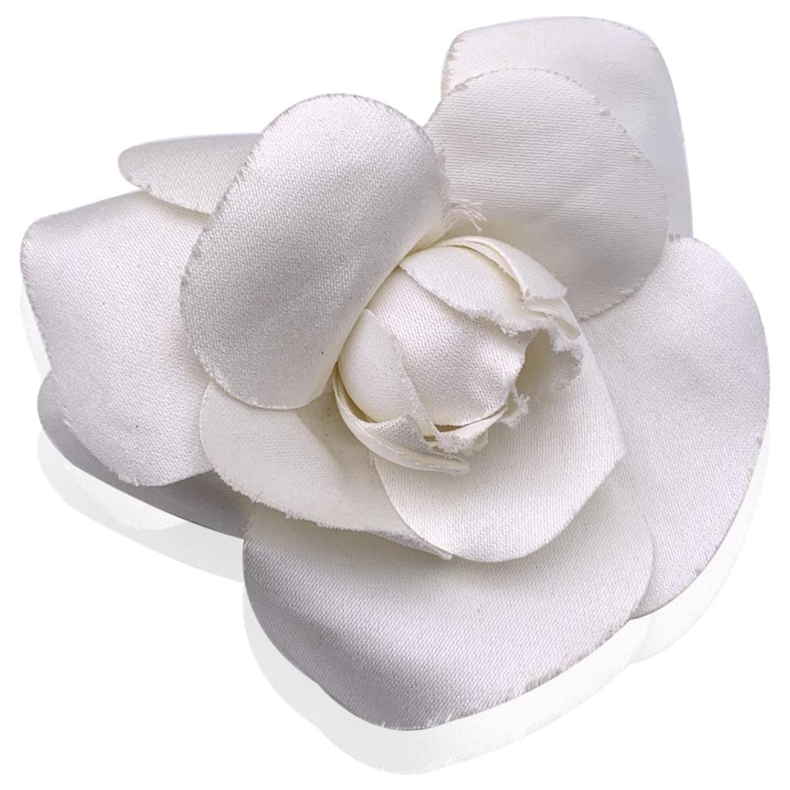 Chanel Broche de flor de camelia de tela blanca con caja Blanco Lienzo   - Joli Closet