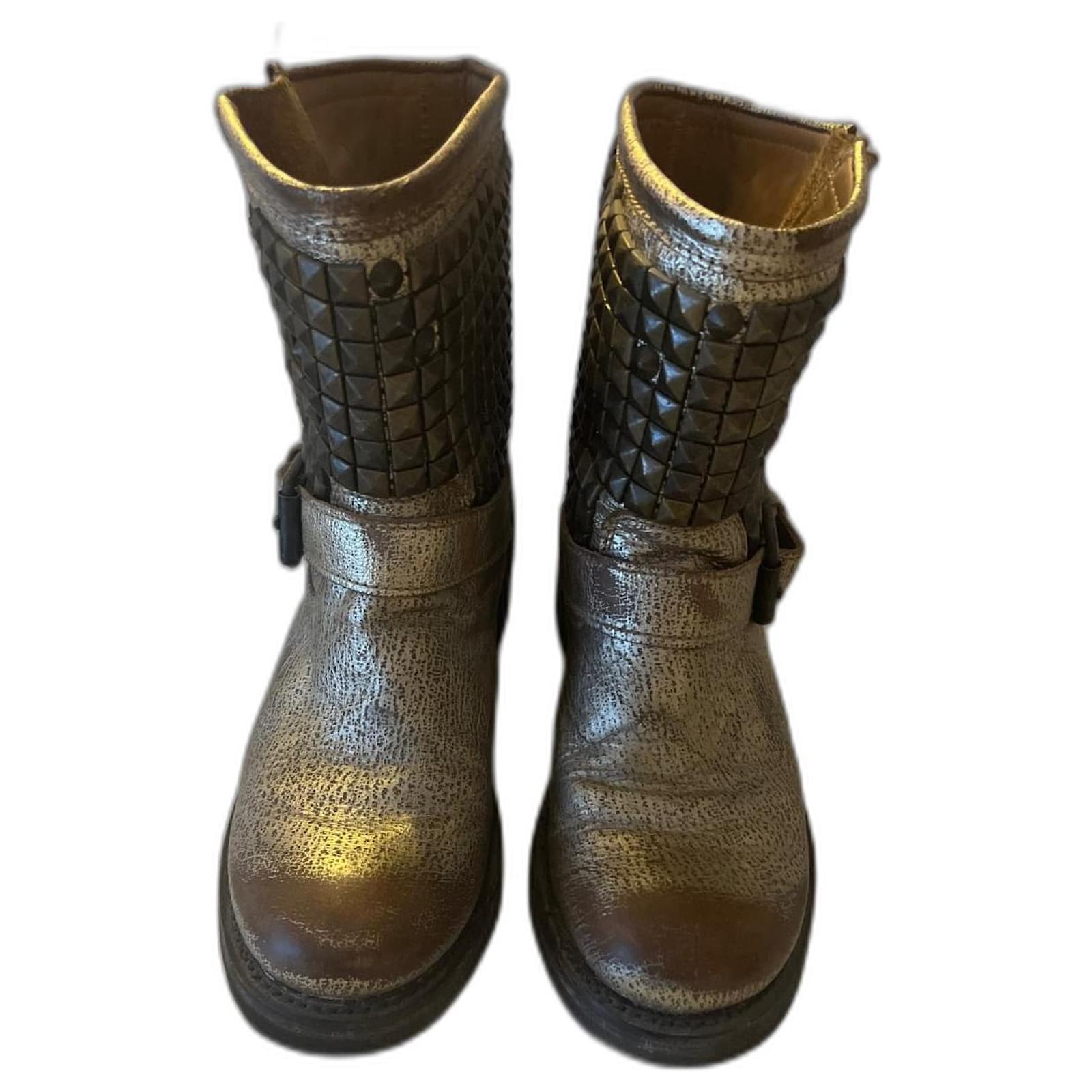 ash titan boots