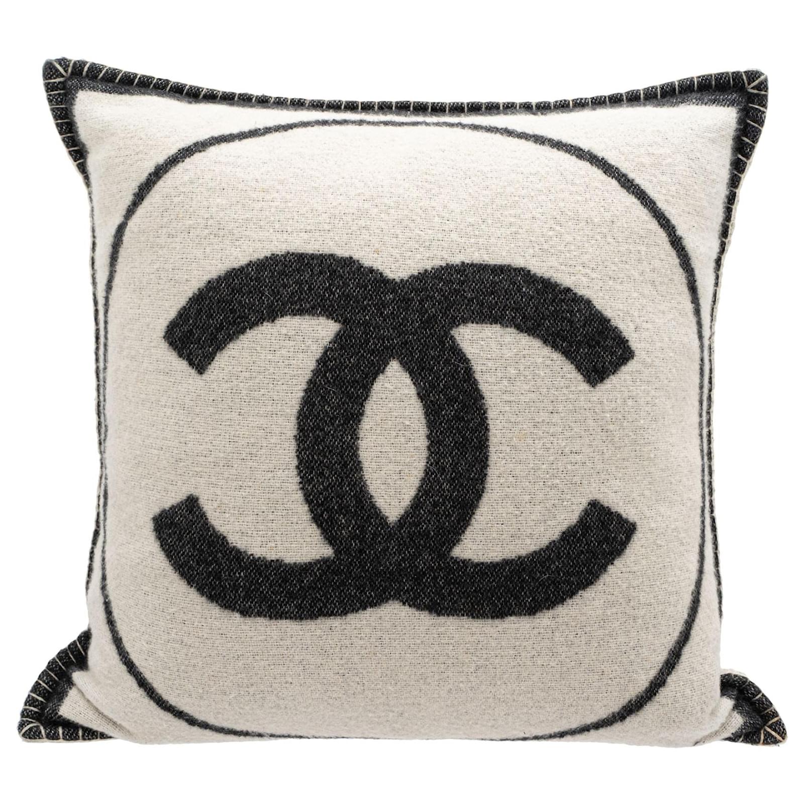 Chanel CC Wool Throw Pillow Black ref.741101 - Joli Closet