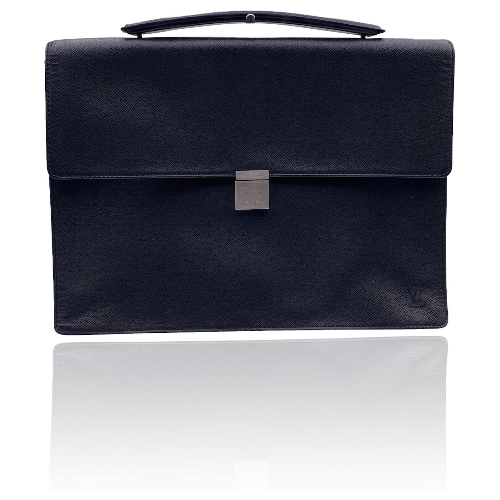 Louis Vuitton Black Taiga Porte-Document Angara Briefcase Leather  ref.140106 - Joli Closet