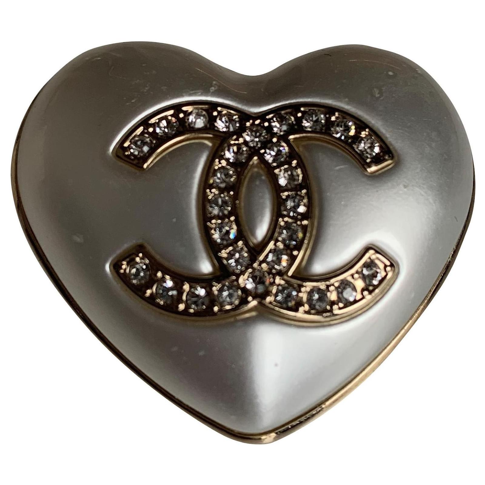 Chanel Pins & brooches Gold hardware Metal Resin ref.743577 - Joli Closet