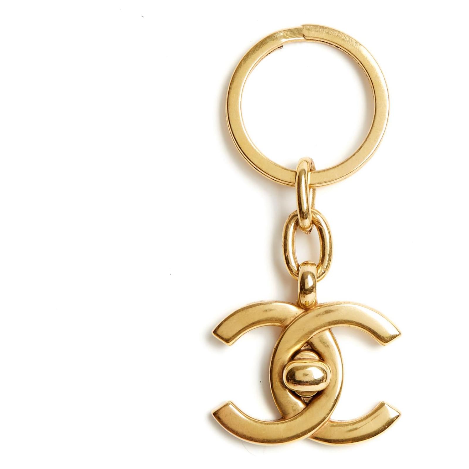 Chanel 96P PORTA-CHAVES GOLDEN CC TURNLOCK Dourado Metal  - Joli  Closet