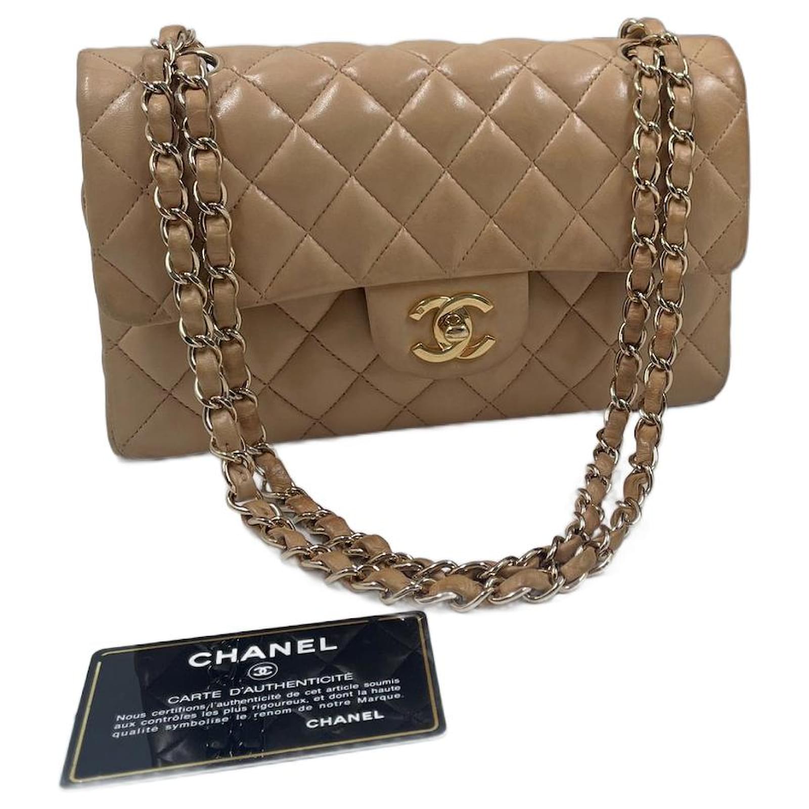 Bolso pequeño estilo Chanel con solapa
