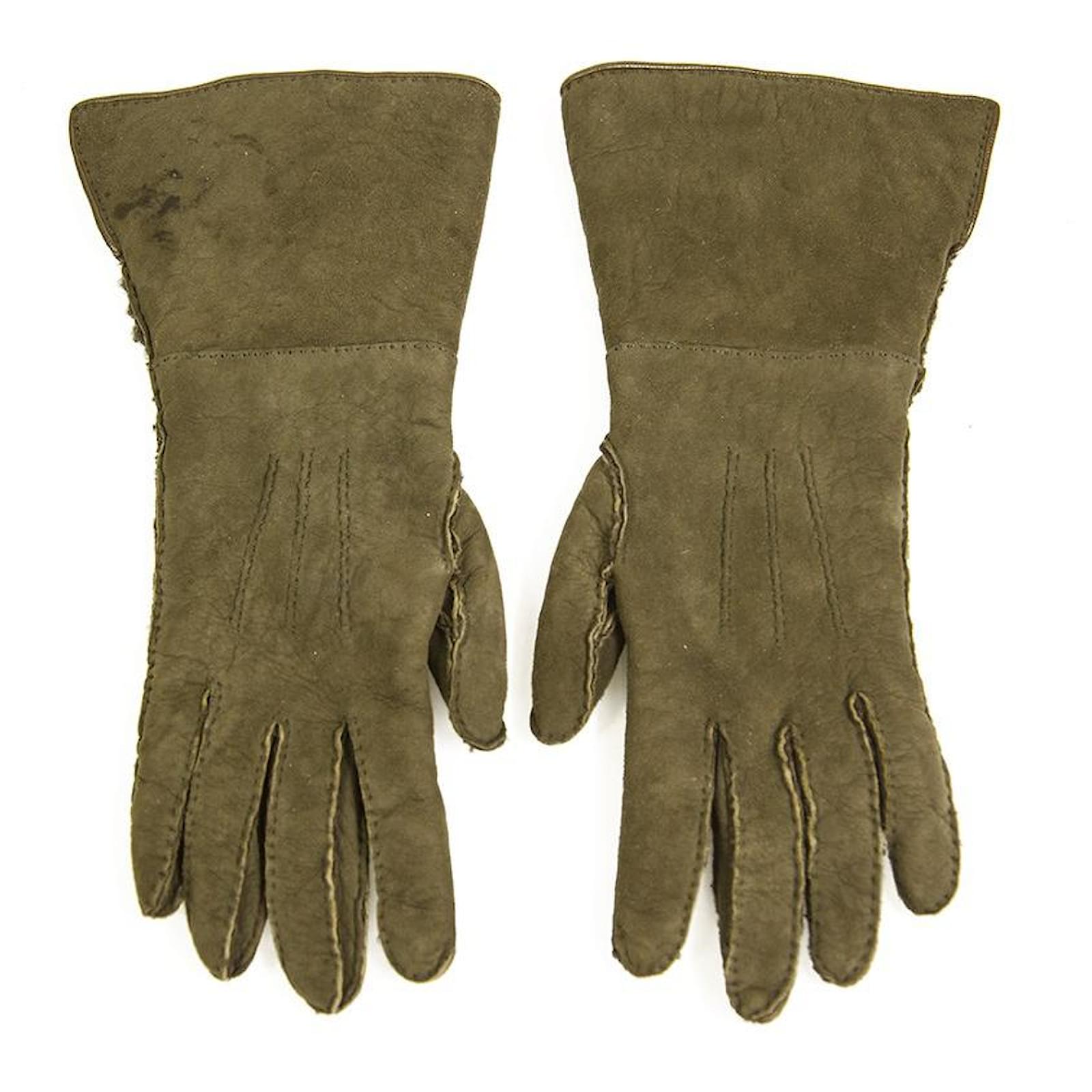 Chanel khaki green suede leather and lambskin fur gloves with CC button  size 7 ref.755545 - Joli Closet