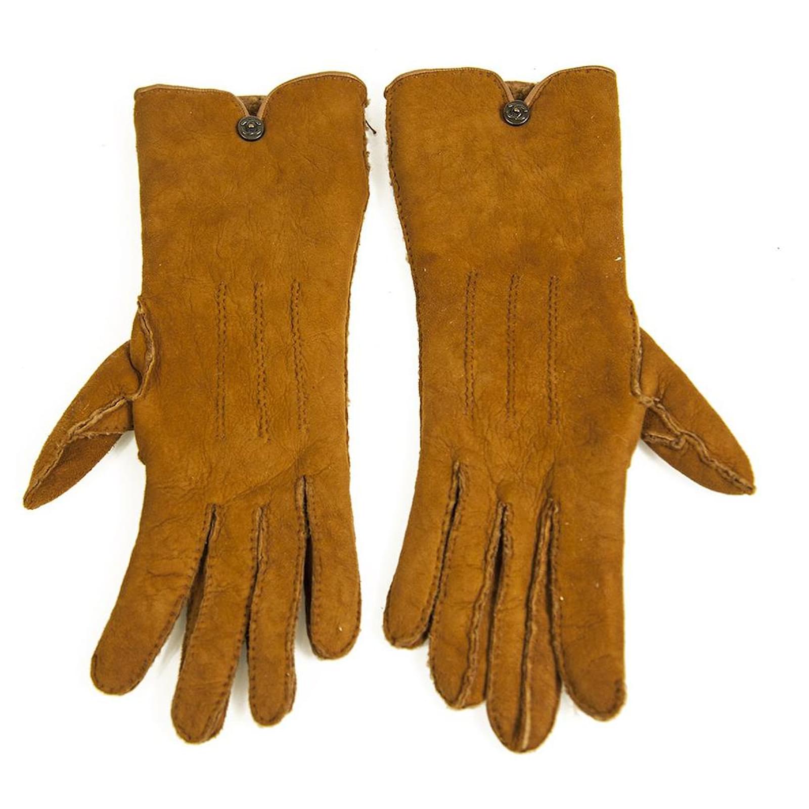 Chanel tan brown suede leather and lambskin fur gloves with CC button size  7,5 Caramel  - Joli Closet