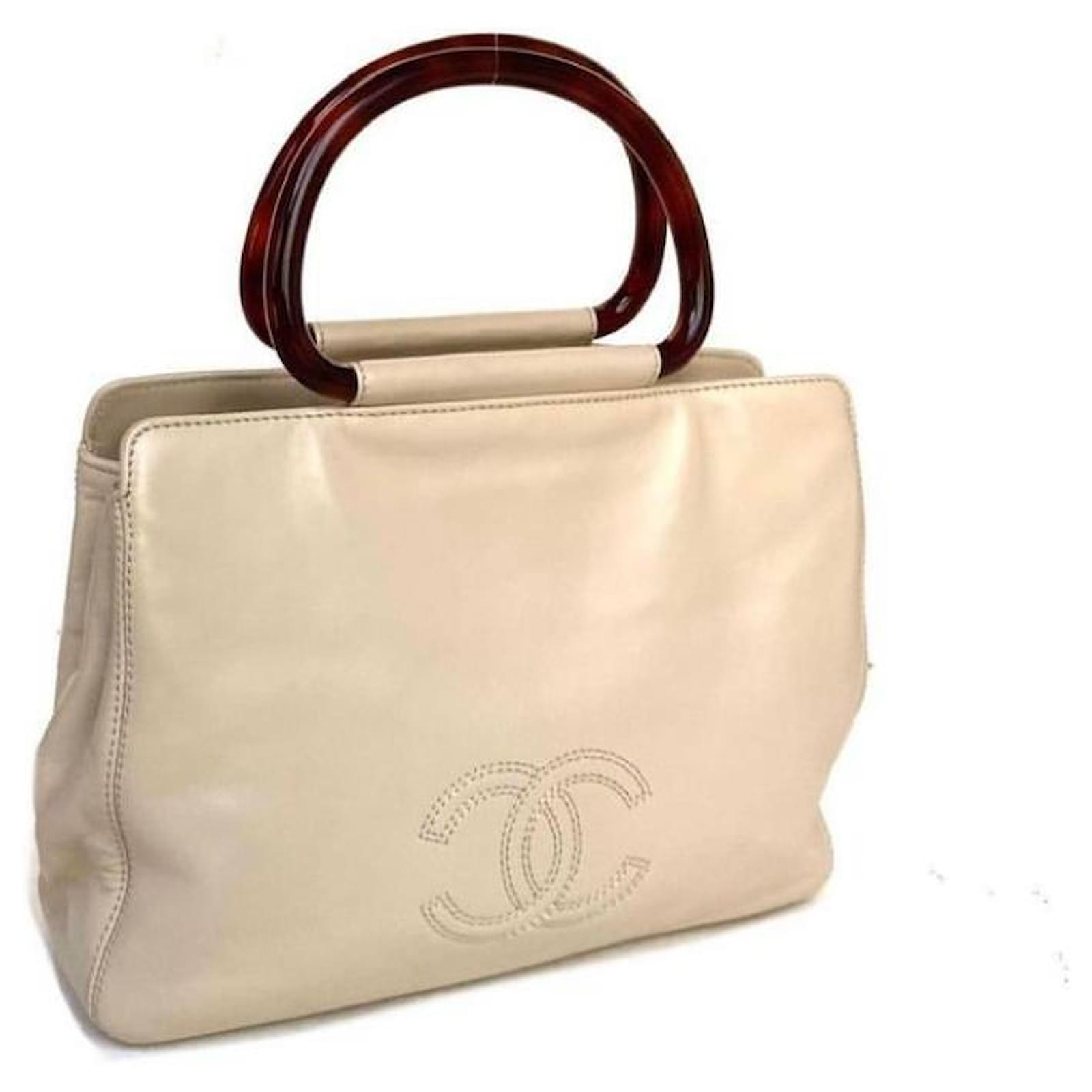 Vintage Chanel 1997-1999 Beige Lambskin Leather CC Top Handle Tortoise  Resin Acrylic Wood Handle Bag ref.758715 - Joli Closet