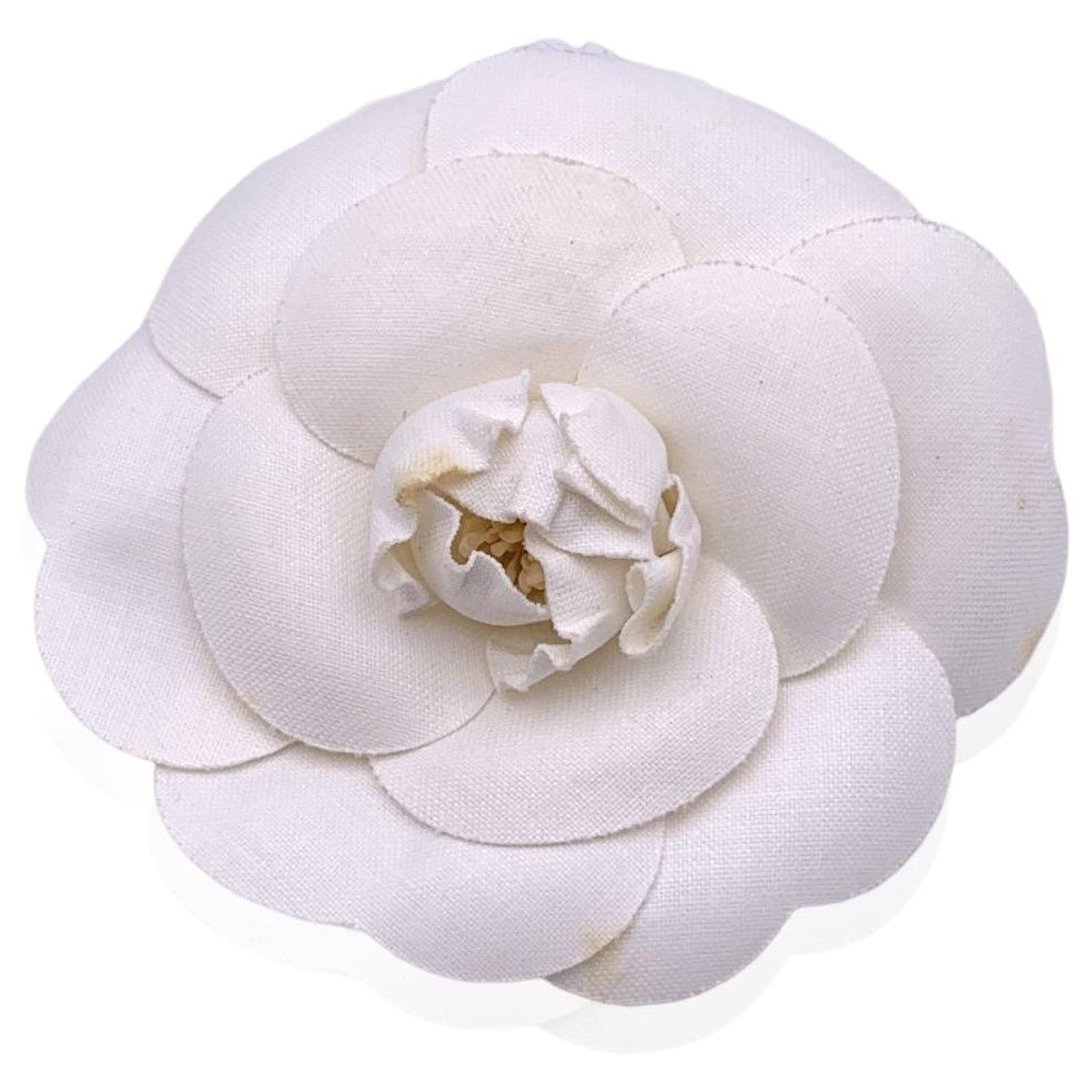 Chanel Alfinete de broche de camélia flor de camélia de lona branca vintage  Branco  - Joli Closet