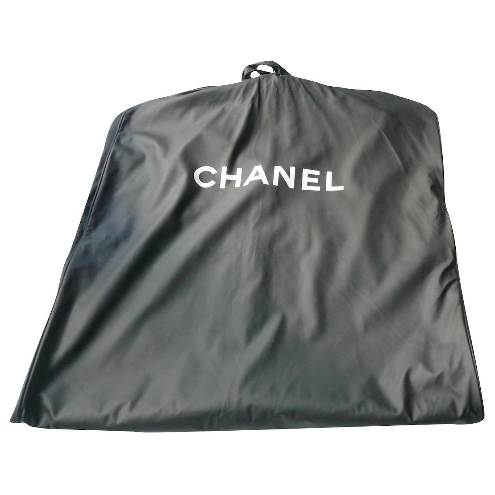 CHANEL Travel very good condition waterproof canvas garment cover Black  Cloth ref.762493 - Joli Closet