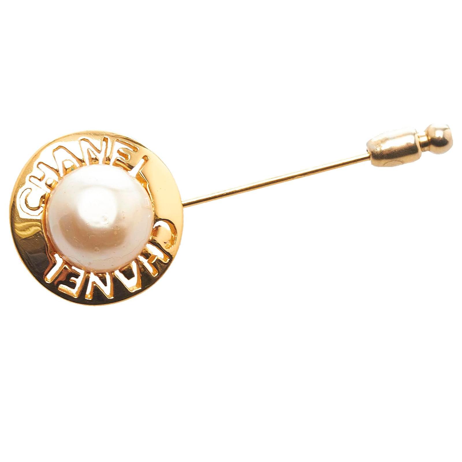 Chanel White Faux Pearl Pin Brooch Metal Gold-plated ref.764159