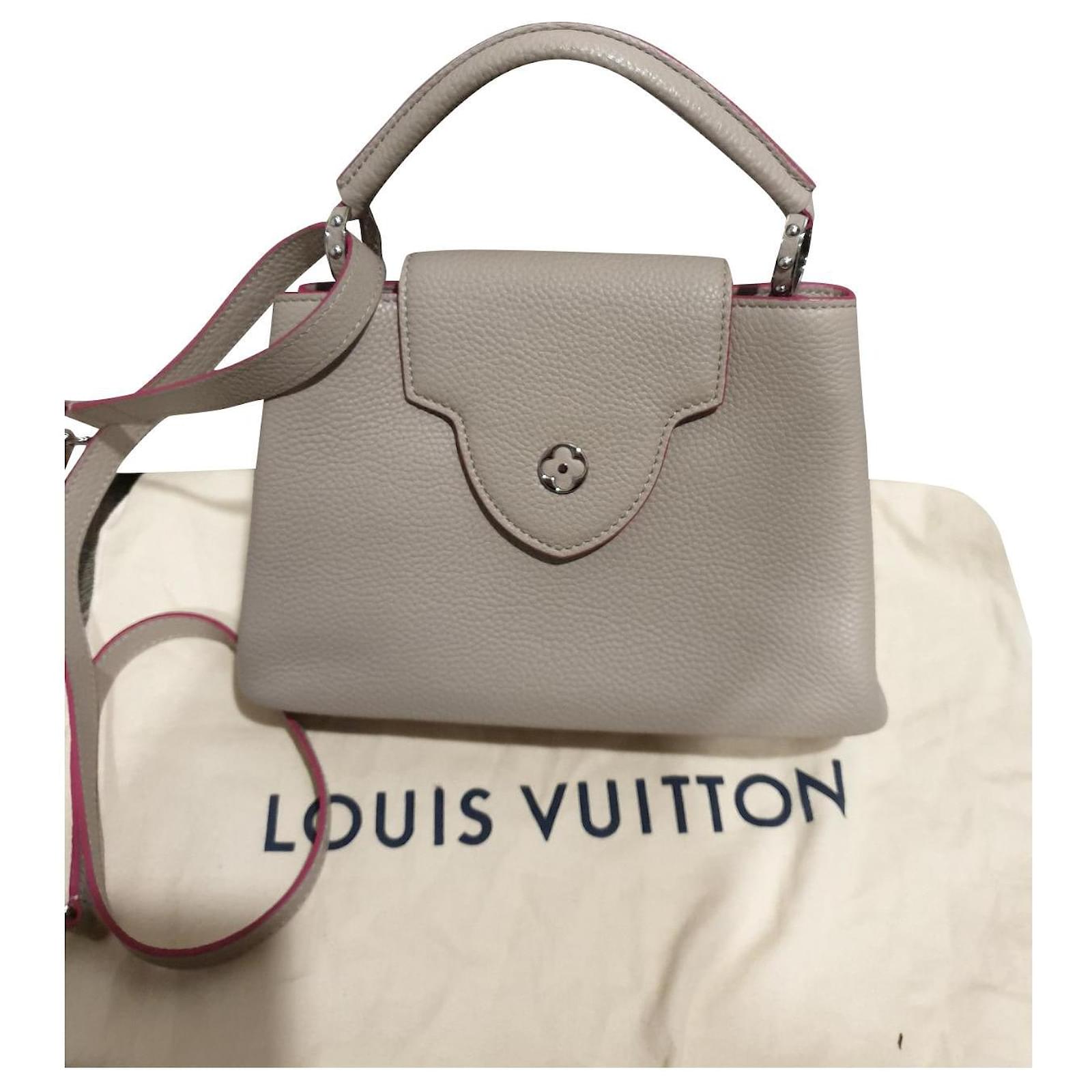 Sac Capucines BB Louis Vuitton cuir grainé galet Taupe ref.770672 - Joli  Closet