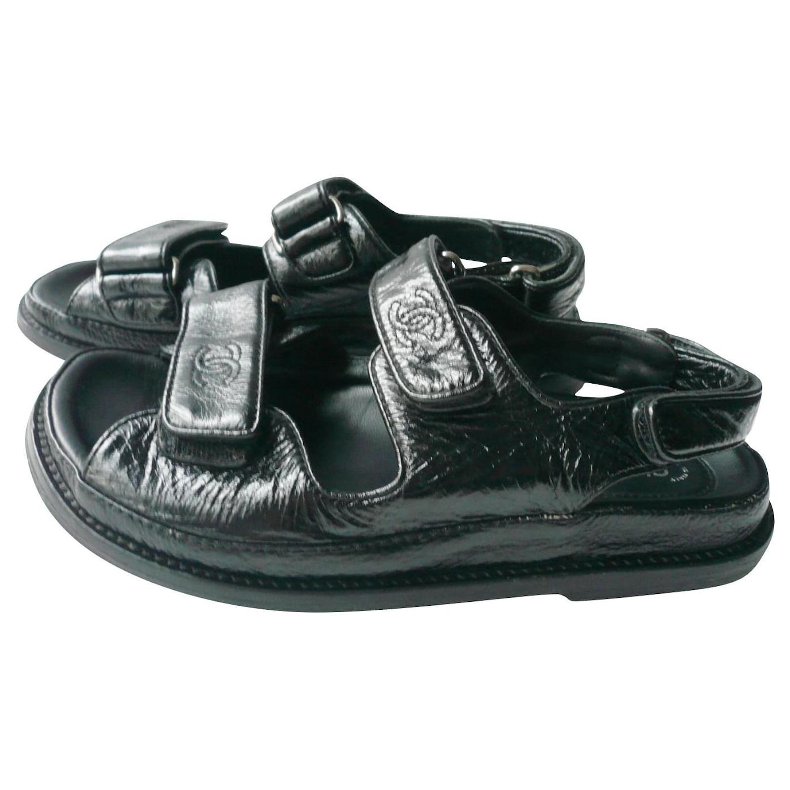 CHANEL PAPA sandals Aged shiny black leather T37C ref.773185 - Joli Closet