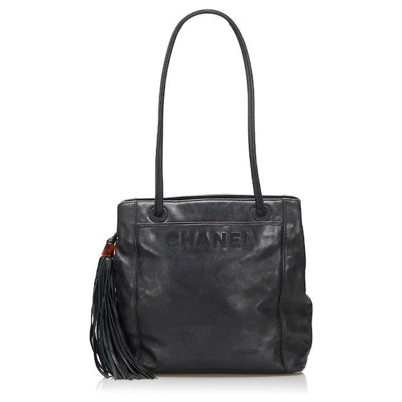 Chanel CC here mark beach bag fringe/shoulder tote bag Black Silvery White  Leather ref.712497 - Joli Closet