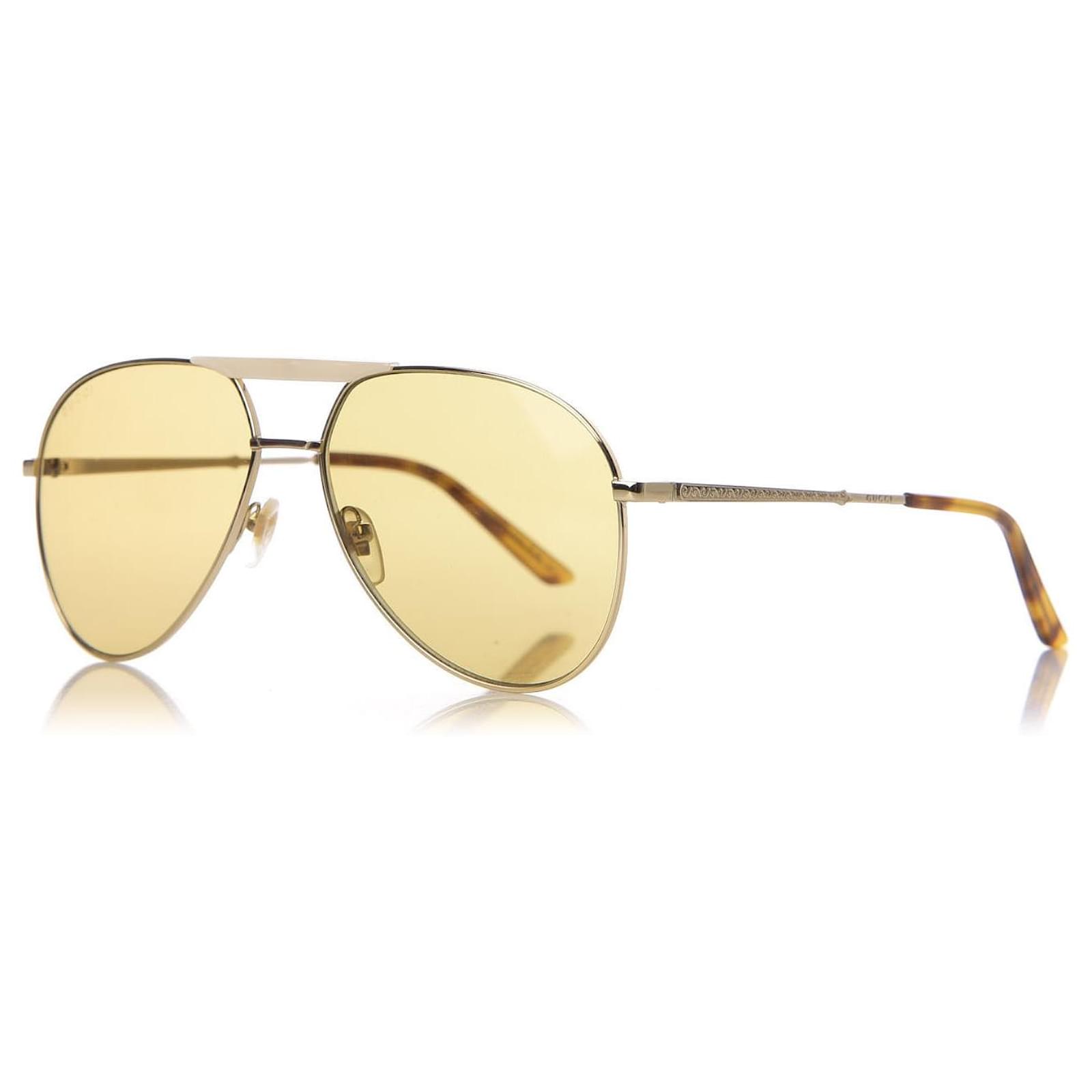 Gafas de sol Gucci masculina modelo aviador oversize de metal en tono  dorado.