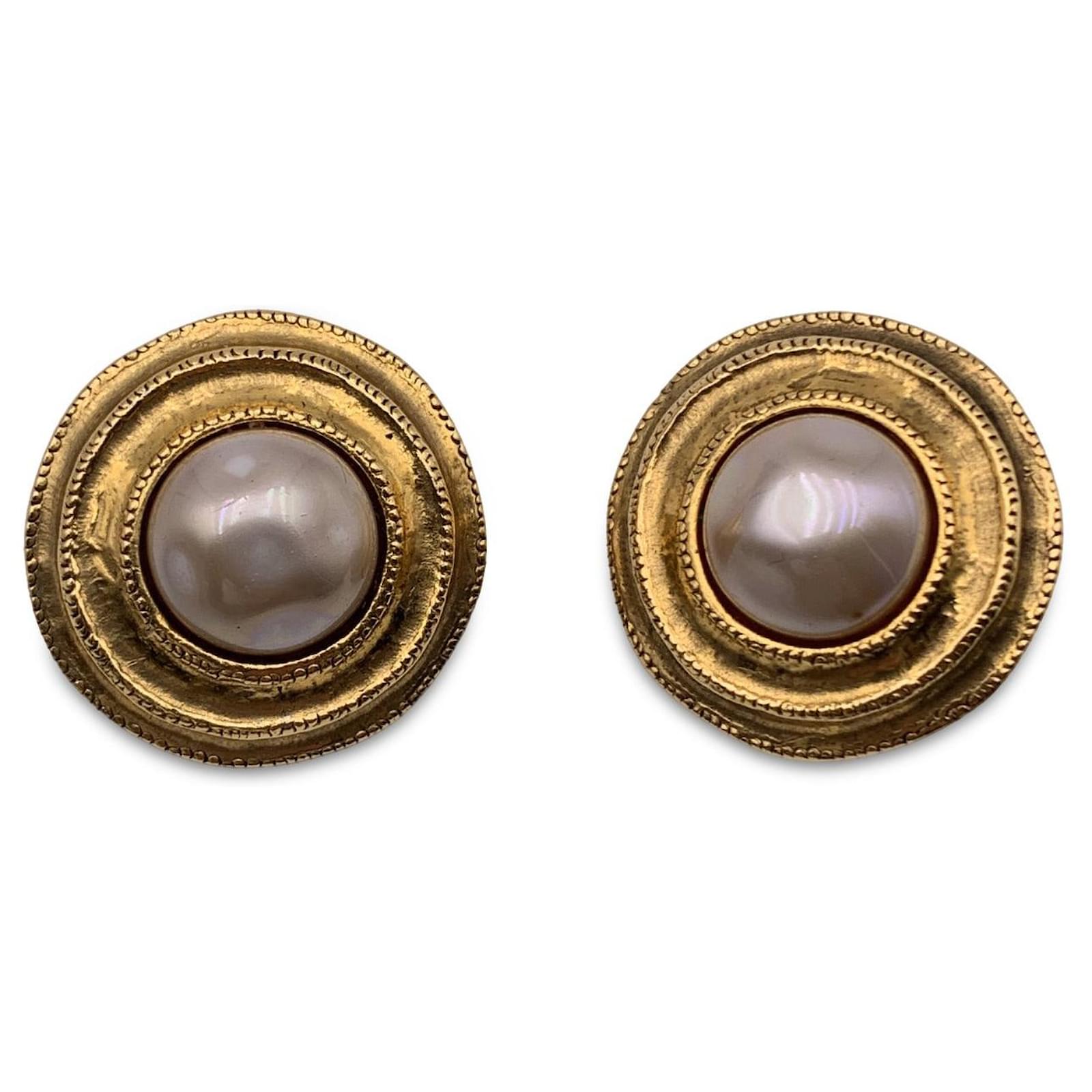 Chanel Vintage Gold Metal Faux Pearls Clip On Earrings Golden ref.785478 -  Joli Closet