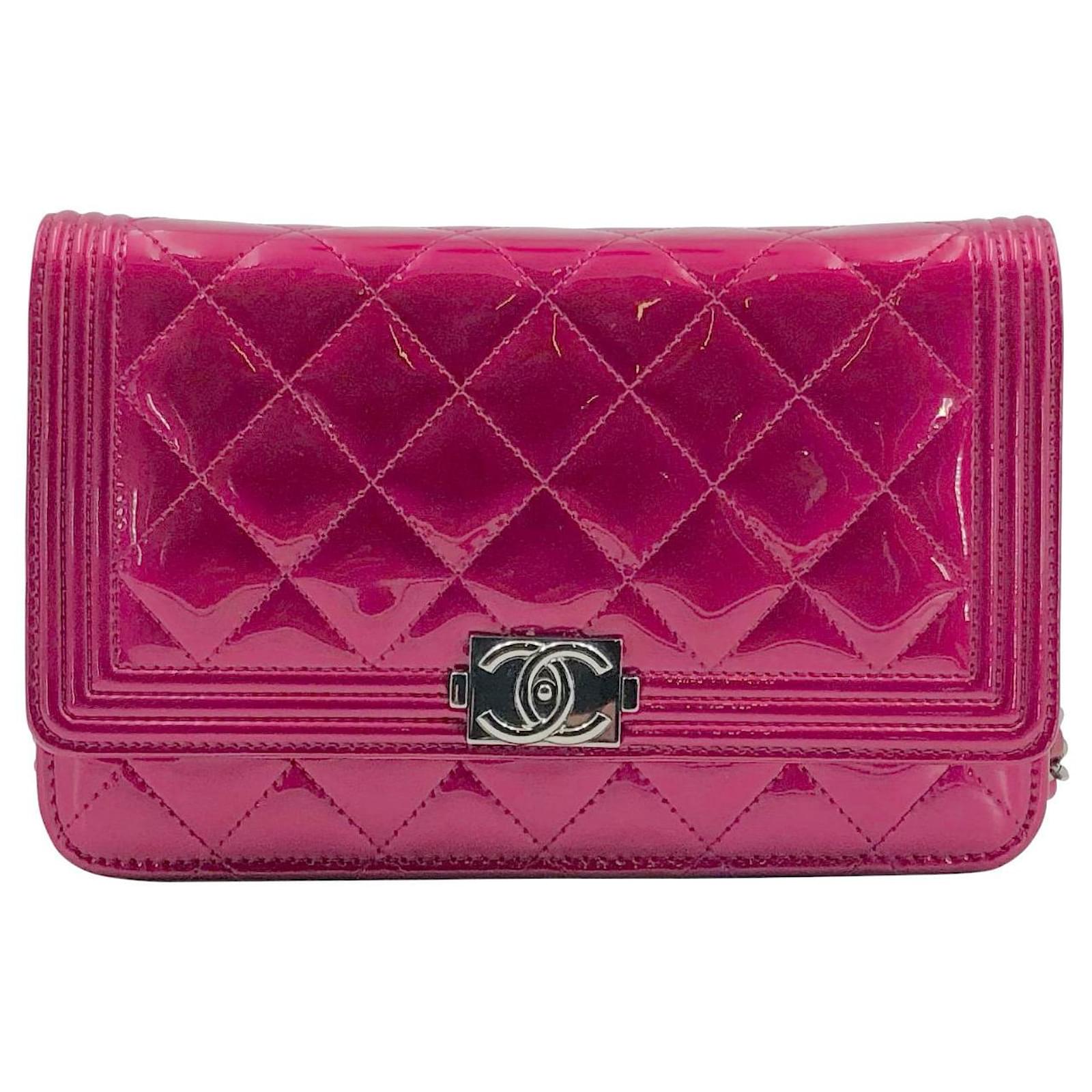 Chanel Boy WoC bag in fuchsia patent leather Pink ref.788637 - Joli Closet