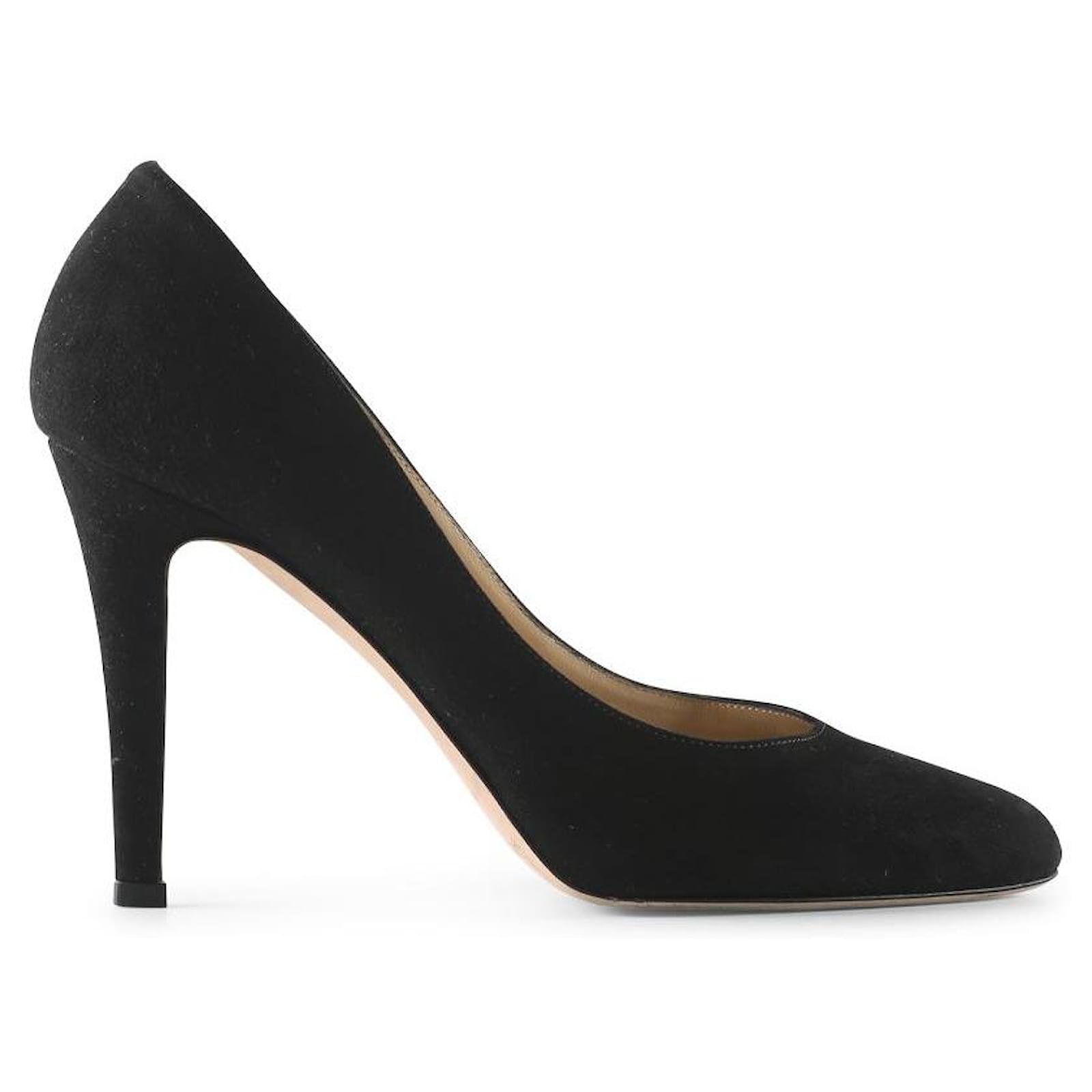 Almond toe hot sale black pumps