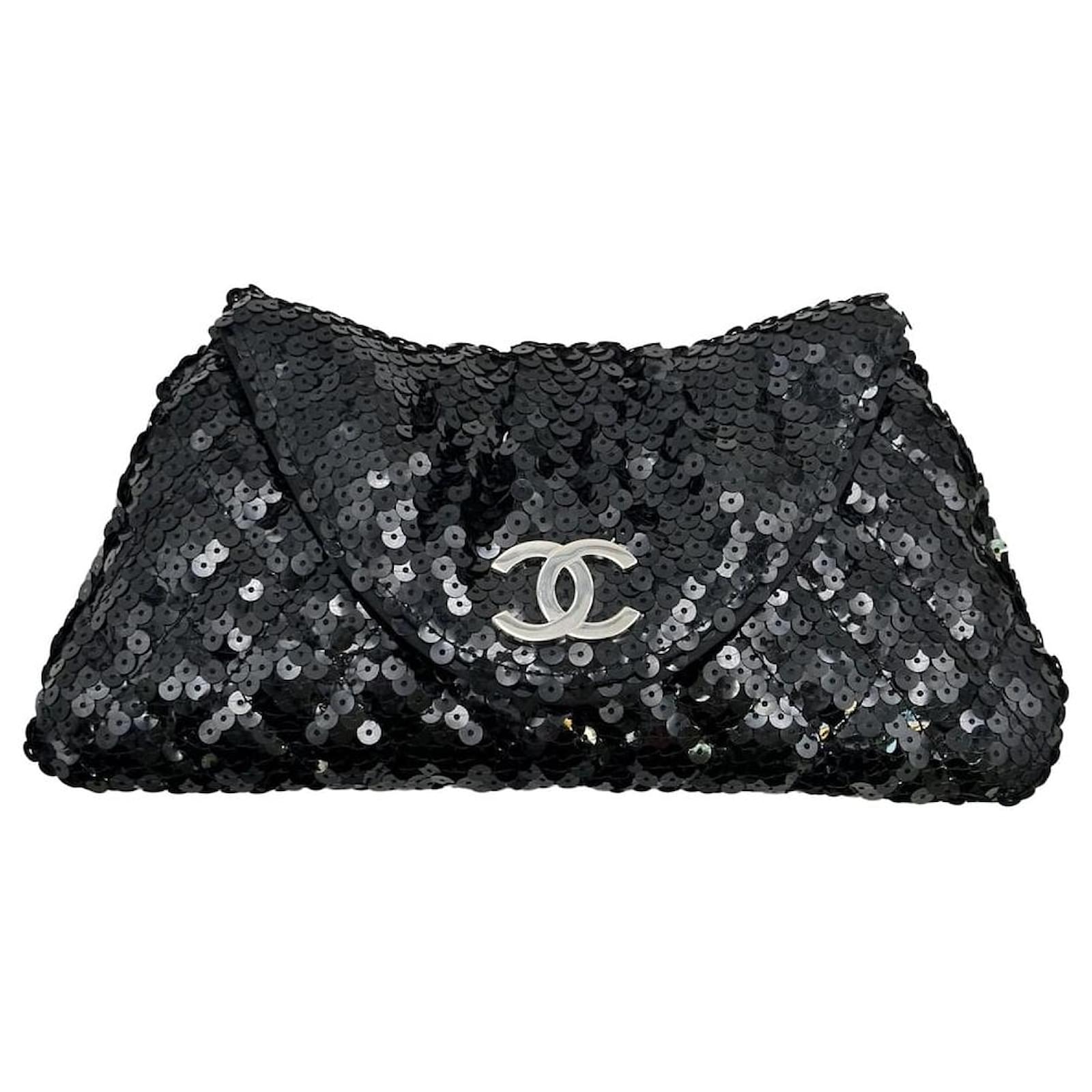 Chanel 22 Leather Handbag - Shiny Black Calfskin / Gold-Tone