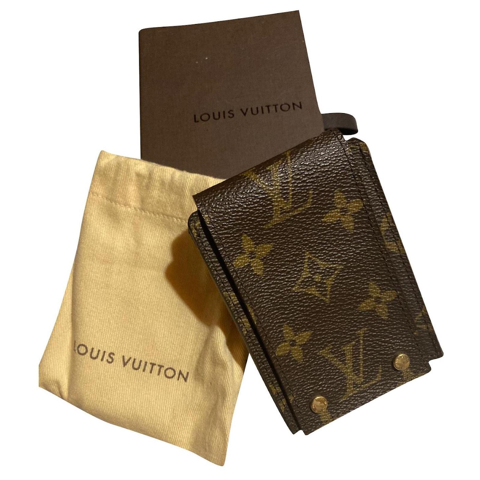 Louis Vuitton iPod case like new Leather Cloth ref.791137 - Joli Closet