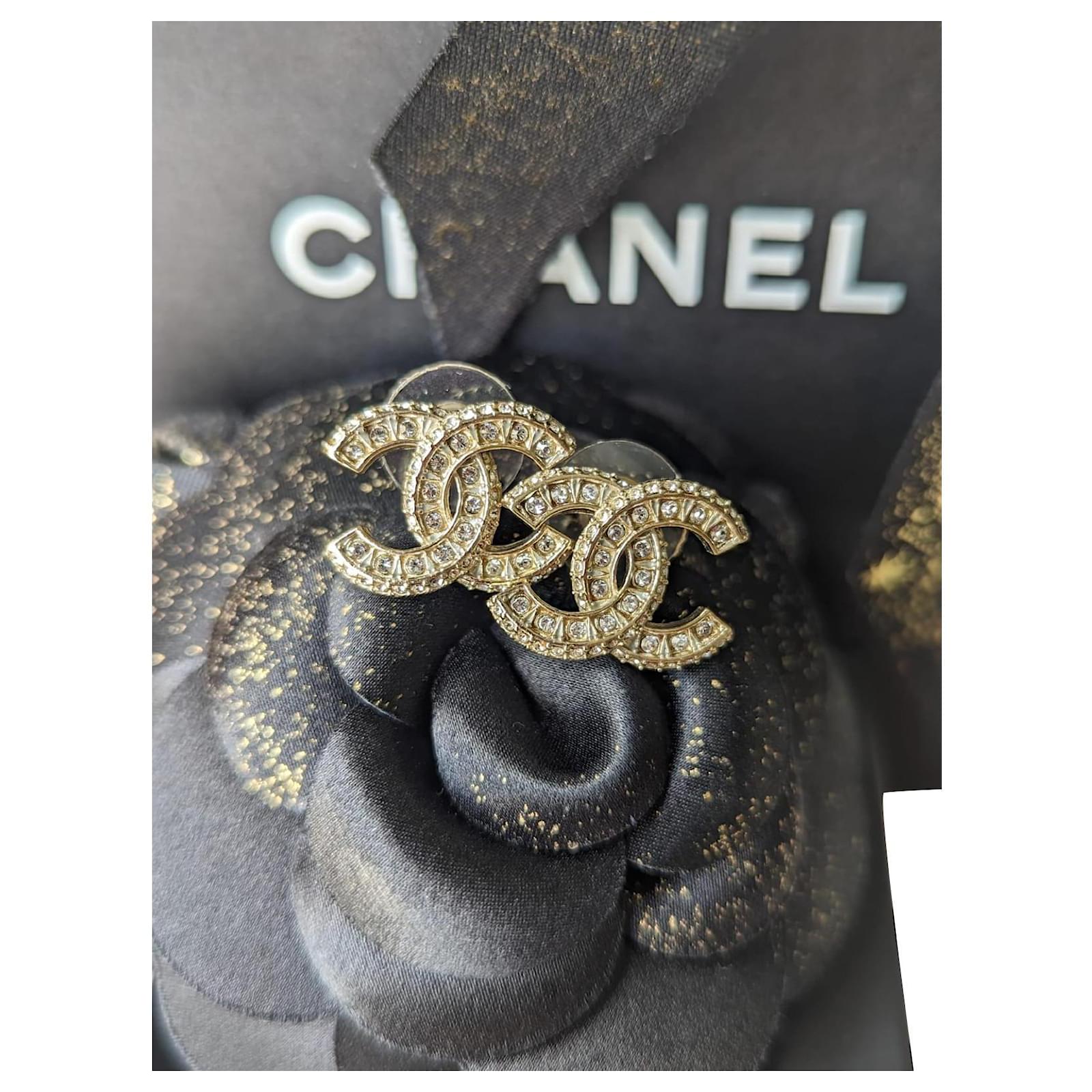 Chanel CC F18V GHW Logo classic earrings crystal box Golden Metal  ref.791431 - Joli Closet