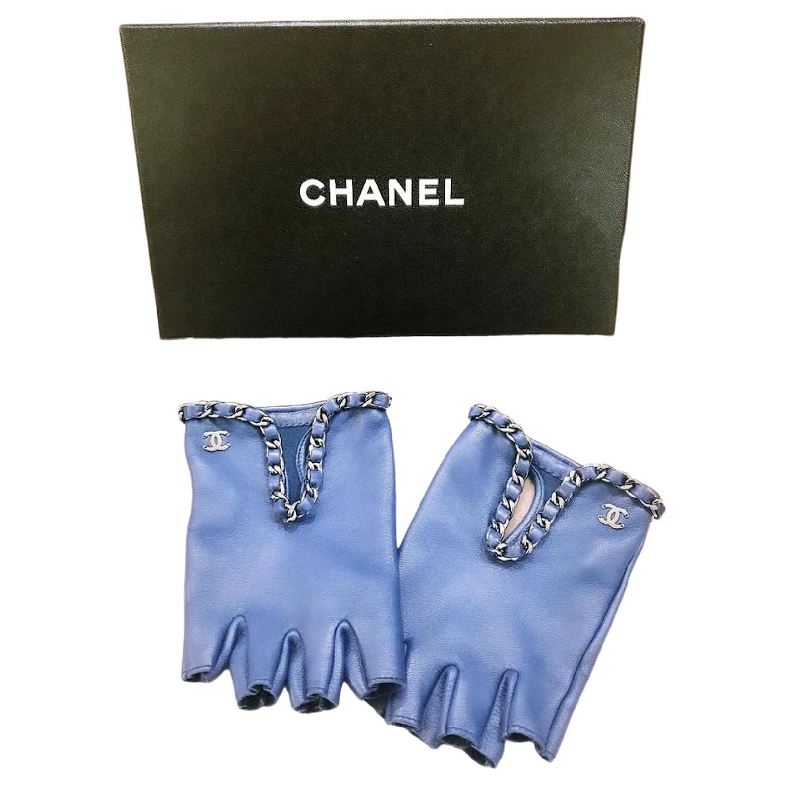 Chanel navy blue soft and supple lambskin fingerless silver chain link CC  logo gloves Dark blue Silver hardware Leather ref.795012 - Joli Closet